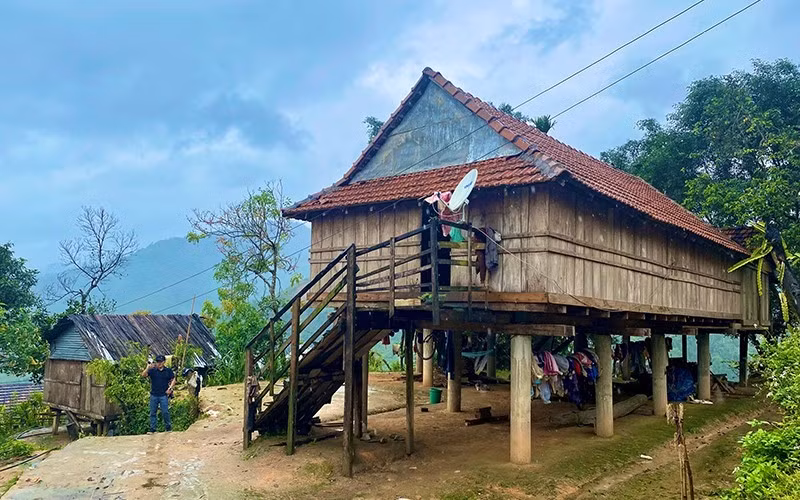 Nhà sàn của người Ca Dong tại làng (Katu) Kpang ở xã Sơn Bua, Sơn Tây, Quảng Ngãi. (Ảnh: NGUYỄN ĐĂNG VŨ)