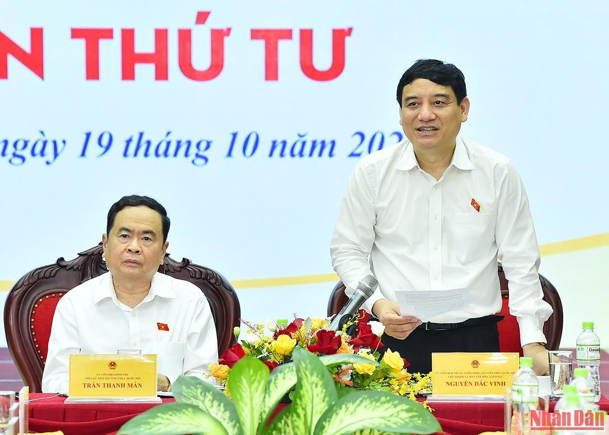 Phó Chủ tịch Thường trực Quốc hội Trần Thanh Mẫn và Chủ nhiệm Ủy ban Văn hóa, Giáo dục Nguyễn Đắc Vinh chủ trì phiên họp.