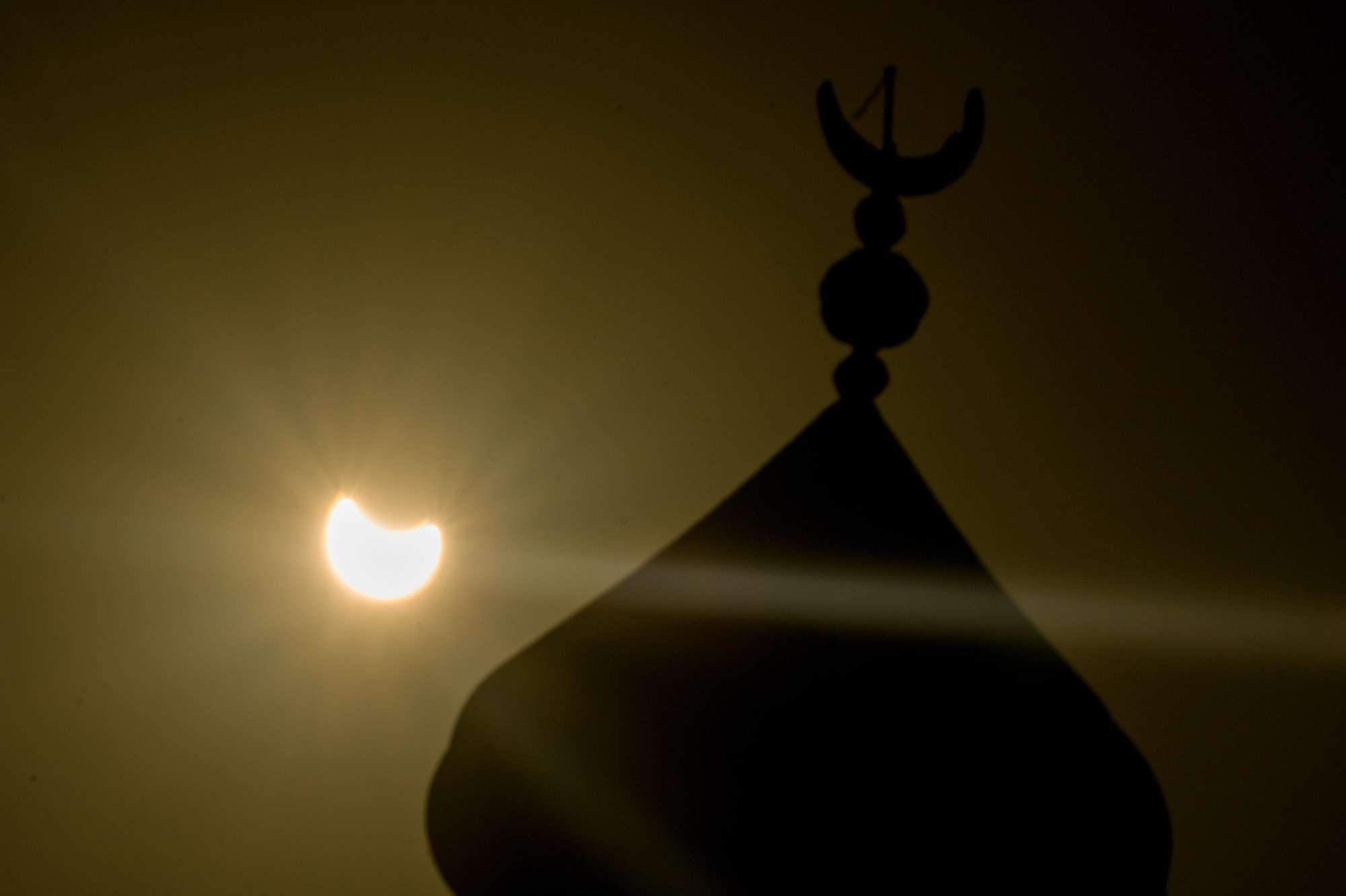 Bầu trời của thành phố Kuwait cũng chứng kiến cảnh tượng thiên văn tuyệt vời này. (Ảnh: EFP)