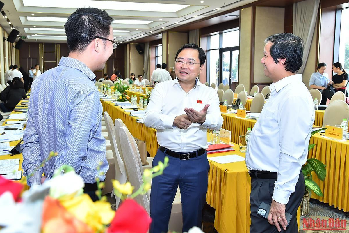 Các đại biểu trao đổi bên lề phiên họp.