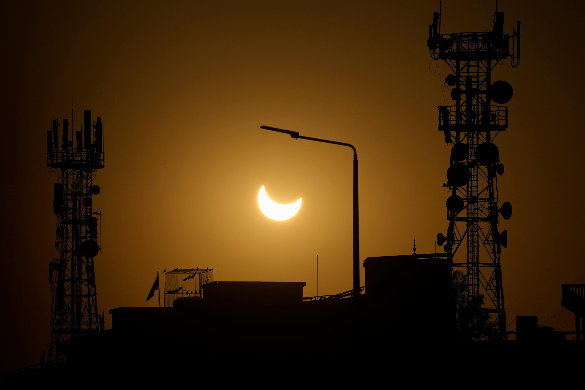 Nhật thực một phần tại Rawalpindi, Pakistan. (Ảnh: AP)