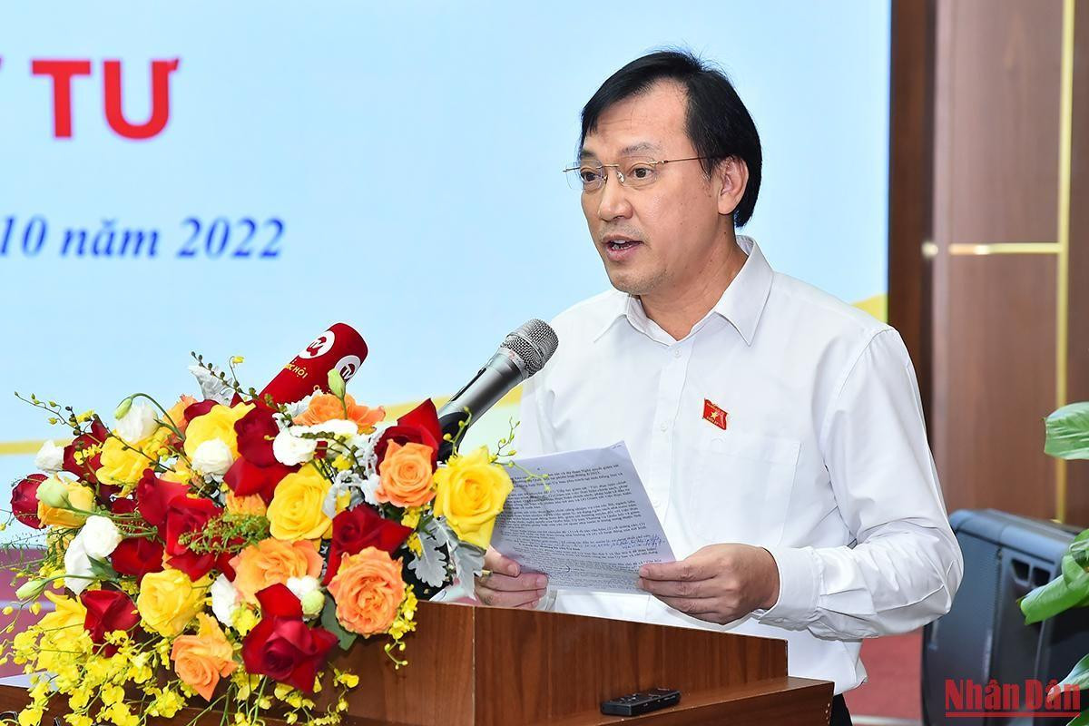 Phó Chủ nhiệm Ủy ban Văn hóa, Giáo dục Phan Viết Lượng trình bày báo cáo kết quả hoạt động năm 2022 và dự kiến công tác năm 2023 của Ủy ban Văn hóa, Giáo dục.