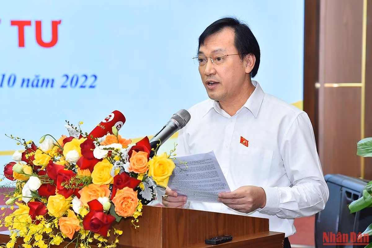 Phó Chủ nhiệm Ủy ban Văn hóa, Giáo dục Phan Viết Lượng trình bày báo cáo kết quả hoạt động năm 2022 và dự kiến công tác năm 2023 của Ủy ban Văn hóa, Giáo dục.