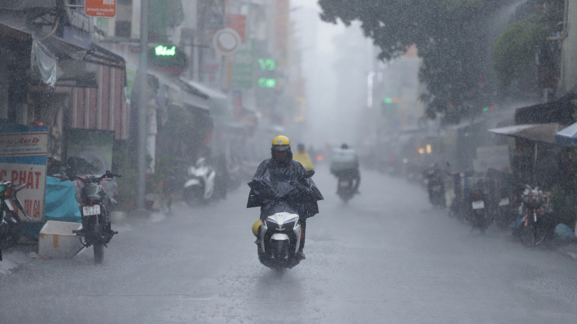 Mặc dù buổi sáng trời nắng khá gắt nhưng đến trưa mây đen kéo che bầu trời, khiến một số khu vực trông giống chiều tối.