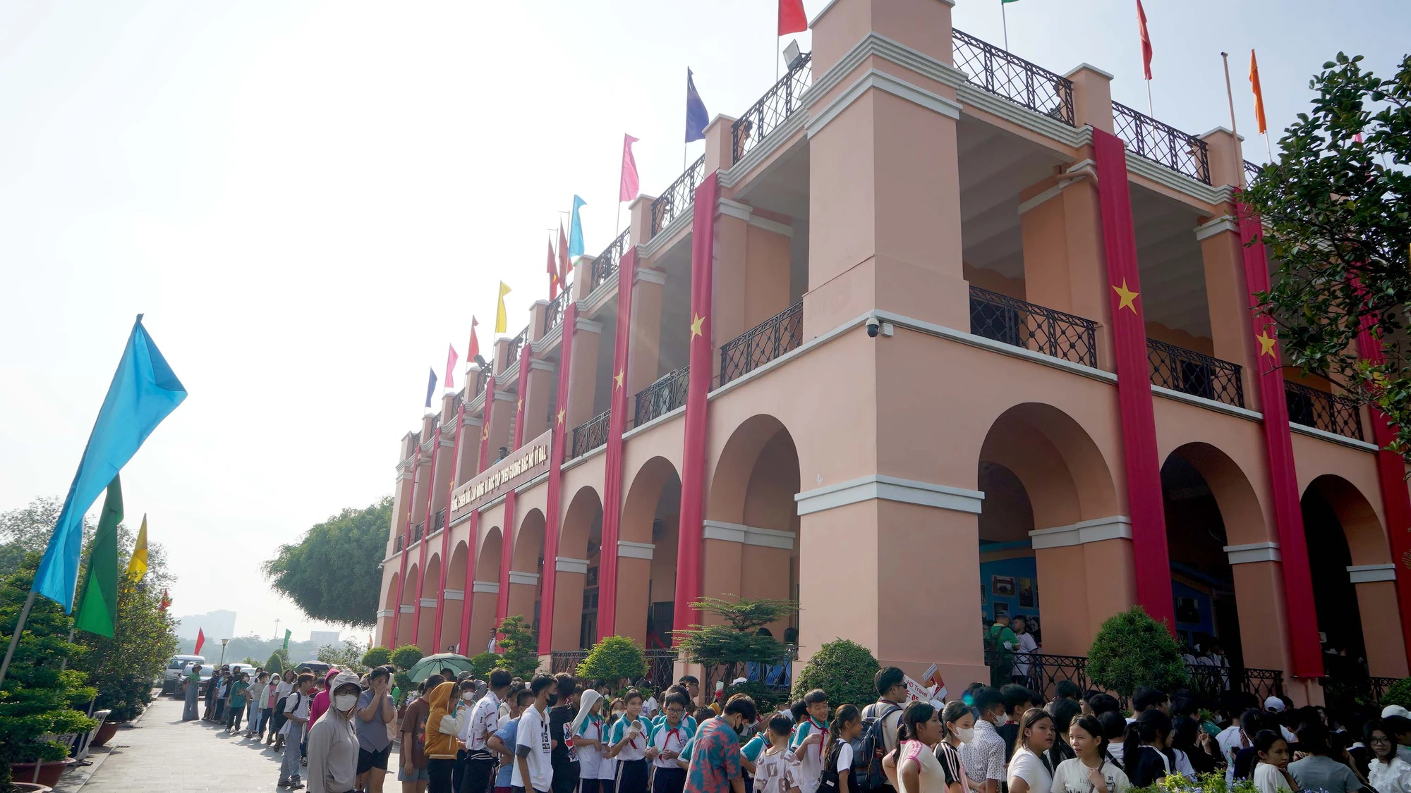 Bến Nhà Rồng ngày nay được gọi là Bảo tàng Hồ Chí Minh, Chi nhánh Thành phố Hồ Chí Minh - là tên thường gọi cho cụm di tích kiến trúc-bảo tàng nằm bên sông Sài Gòn (quận 4, Thành phố Hồ Chí Minh ). 