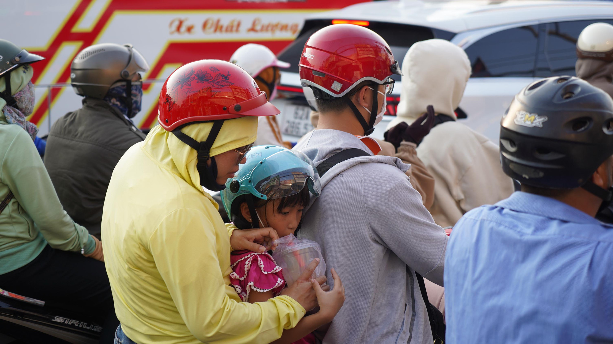 Các chuyến xe đều kín chỗ. Hàng chục nghìn người chạy xe máy, chở theo lỉnh kỉnh đồ đạc cũng đổ dồn về thành phố.