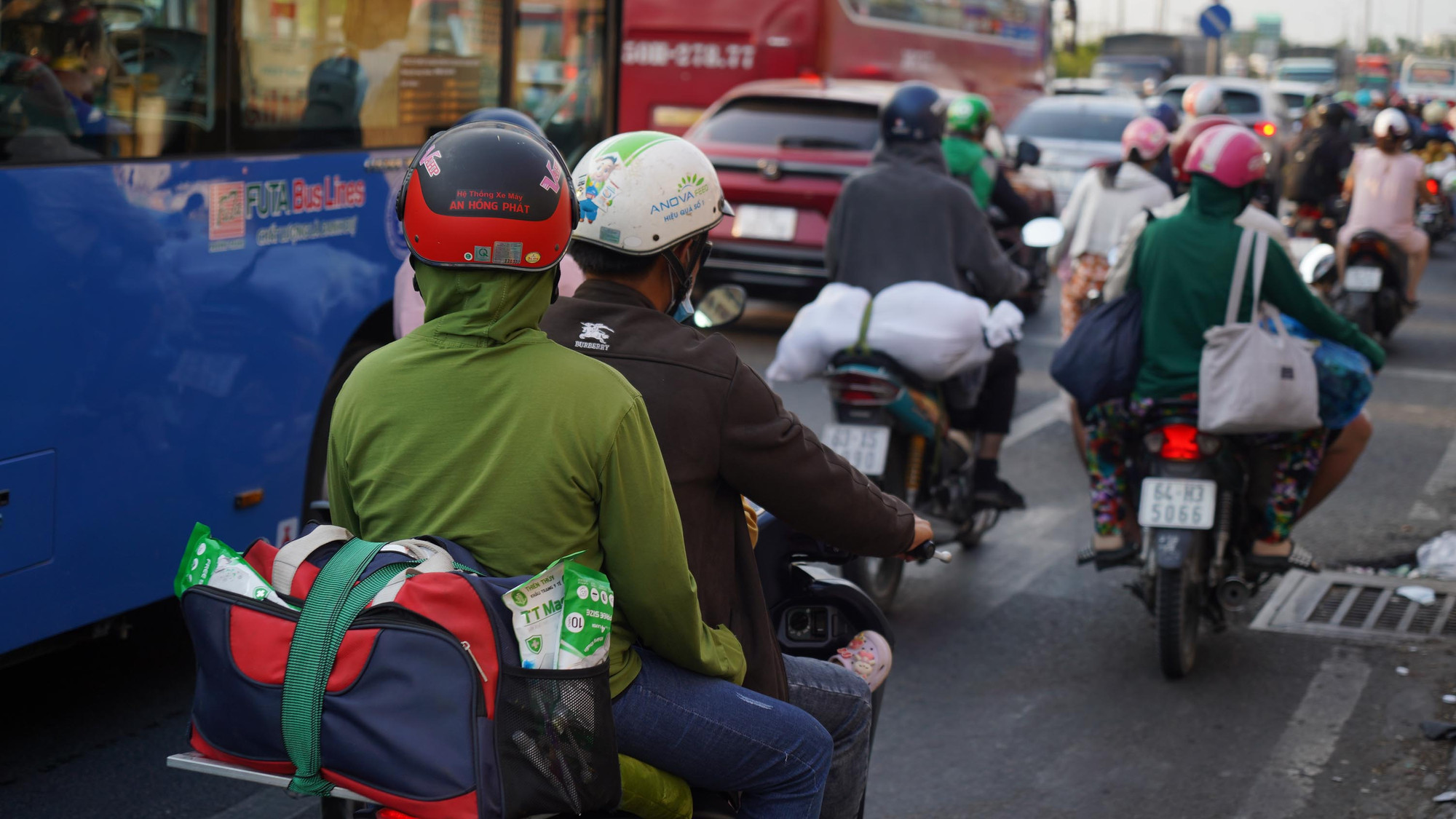 Ngoài các chuyến xe khách, dòng người đi xe máy cũng tạo nên cảnh đông đúc cho tuyến đường huyết mạch từ miền tây lên Thành phố Hồ Chí Minh.