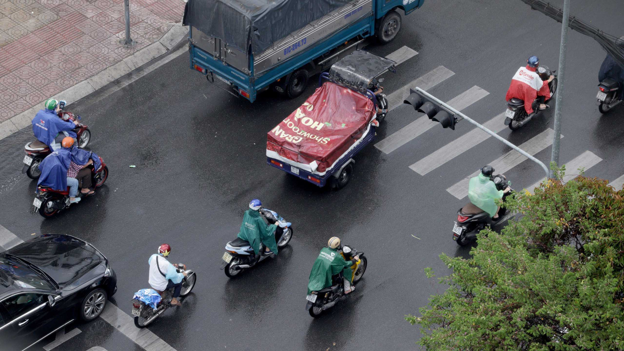 Mưa lớn đọng nhiều vũng nước trên mặt đường Cách Mạng Tháng 8. Theo dự báo của Đài Khí tượng Thủy văn khu vực Nam Bộ, trong những ngày tiếp theo sẽ có mưa với lưu lượng lớn diễn ra trên diện rộng, nhất là vào ngày 8/5.