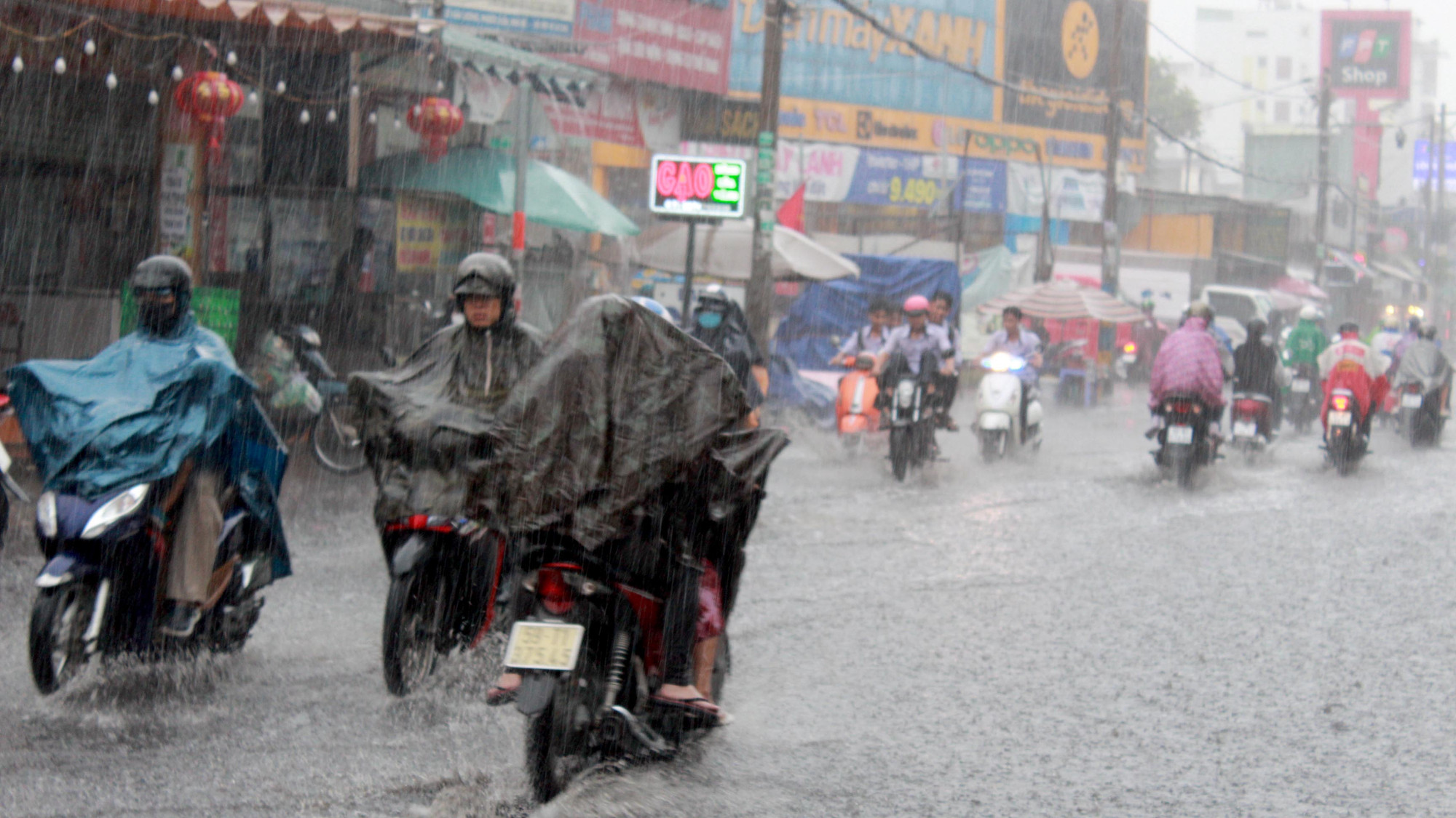 Cơn mưa xuất hiện ở một số nơi vào trưa và chiều nay ở Thành phố Hồ Chí Minh làm không khí có phần mát dịu.