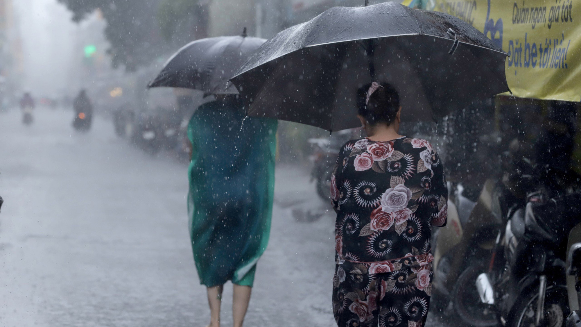 Trước đây vài ngày, Thành phố Hồ Chí Minh đã xuất hiện một số cơn mưa rải rác nhưng với lưu lượng không lớn, mưa lắc rắc trong thời gian khá ngắn.