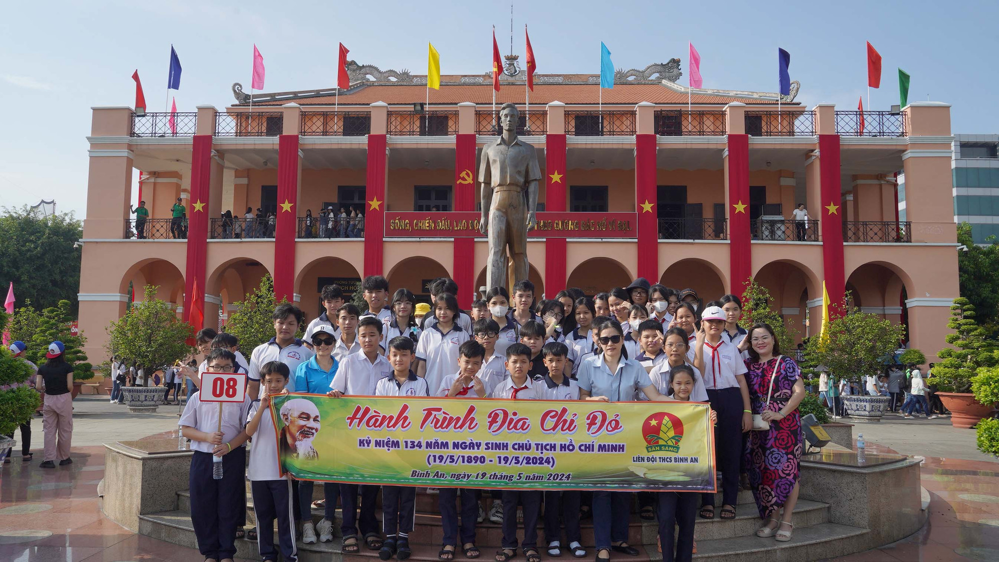 Bến Nhà Rồng đông đúc các đoàn khách tham quan vào dịp kỷ niệm 134 năm sinh nhật Bác Hồ. Bến Nhà Rồng cũng là biểu tượng của Thành phố Hồ Chí Minh, hầu hết người dân đến du lịch tại Thành phố này phải ghé thăm. Bến Nhà Rồng đông đúc các đoàn khách tham quan vào dịp kỷ niệm 134 năm sinh nhật Bác Hồ. Bến Nhà Rồng cũng là biểu tượng của Thành phố Hồ Chí Minh, hầu hết người dân đến du lịch tại Thành phố này phải ghé thăm.