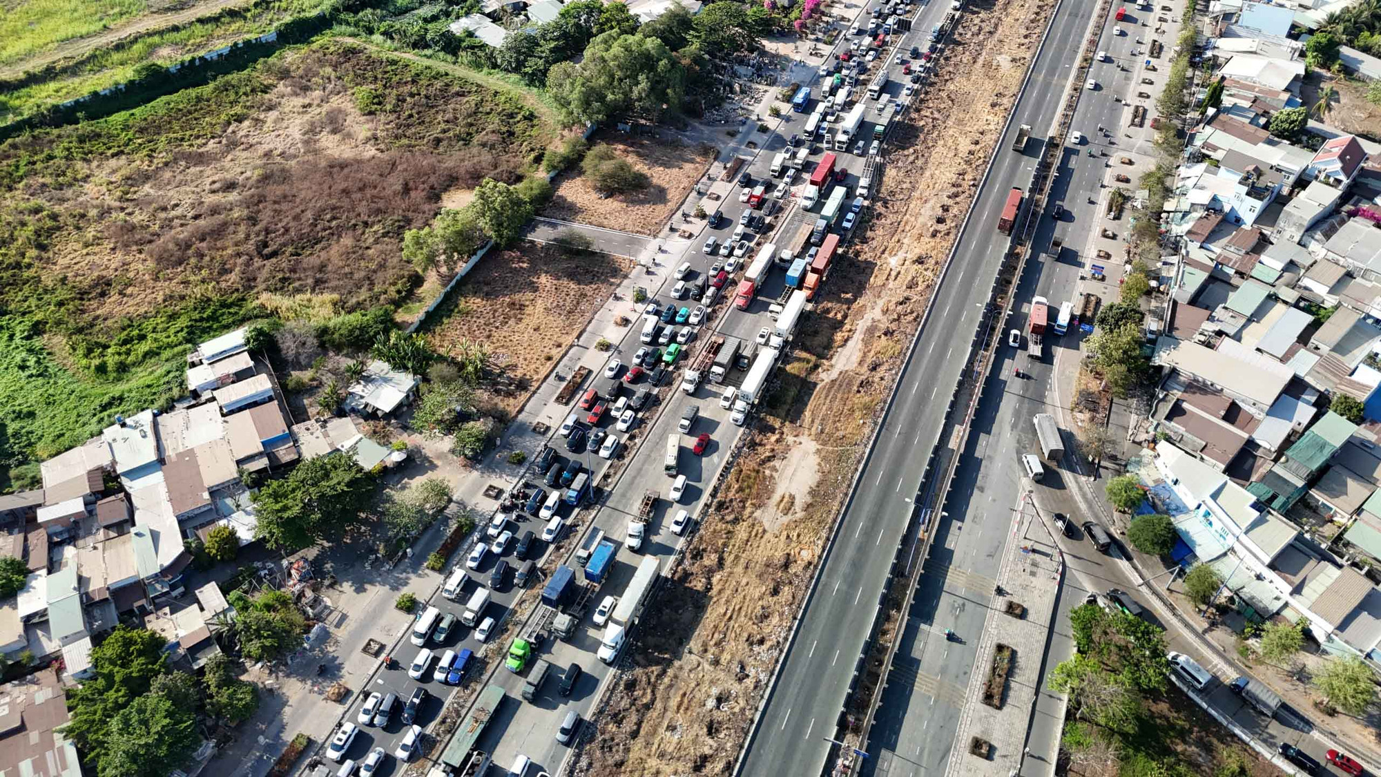 Ghi nhận phía đông thành phố, xe cũng tập trung đông trên cao tốc Long Thành-Dầu Giây, đa phần là ô-tô 4-7 chỗ hướng từ Vũng Tàu trở lại thành phố sau kỳ nghỉ.