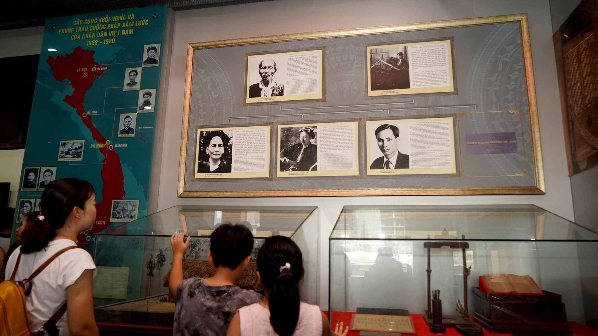 Nhân kỷ niệm 134 năm Ngày sinh của Chủ tịch Hồ Chí Minh và 113 năm Ngày Bác Hồ ra đi tìm đường cứu nước (5/6/1911-5/6/2024), nhớ về Bác, trong những ngày này, các đoàn khách và cá nhân từ nhiều tỉnh, thành phố đến tham quan bảo tàng đông hơn. Nhân kỷ niệm 134 năm Ngày sinh của Chủ tịch Hồ Chí Minh và 113 năm Ngày Bác Hồ ra đi tìm đường cứu nước (5/6/1911-5/6/2024), nhớ về Bác, trong những ngày này, các đoàn khách và cá nhân từ nhiều tỉnh, thành phố đến tham quan bảo tàng đông hơn.