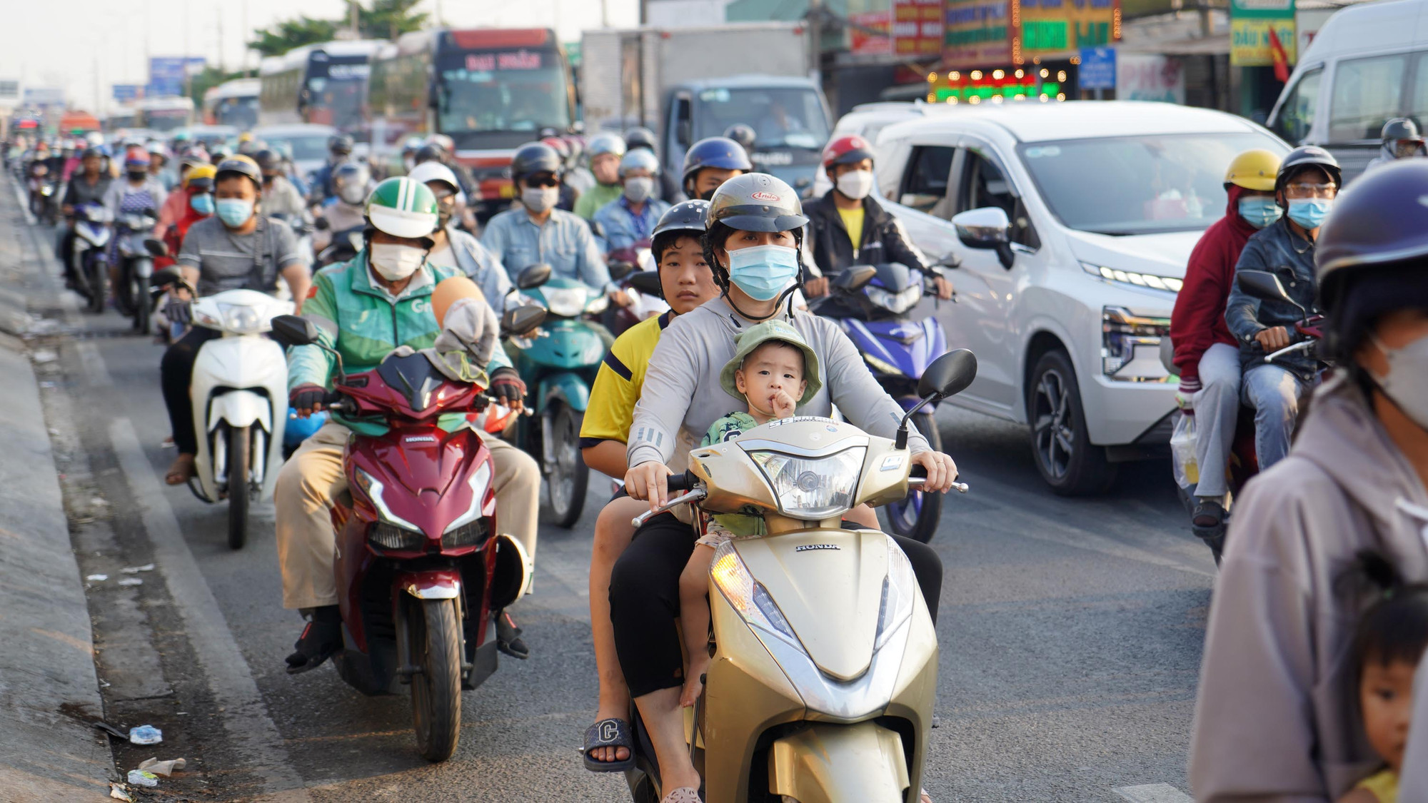 Trên Quốc lộ 1 đoạn qua huyện Bình Chánh, ô-tô khách liên tục nối đuôi nhau theo hướng từ các tỉnh miền tây trở lại thành phố.