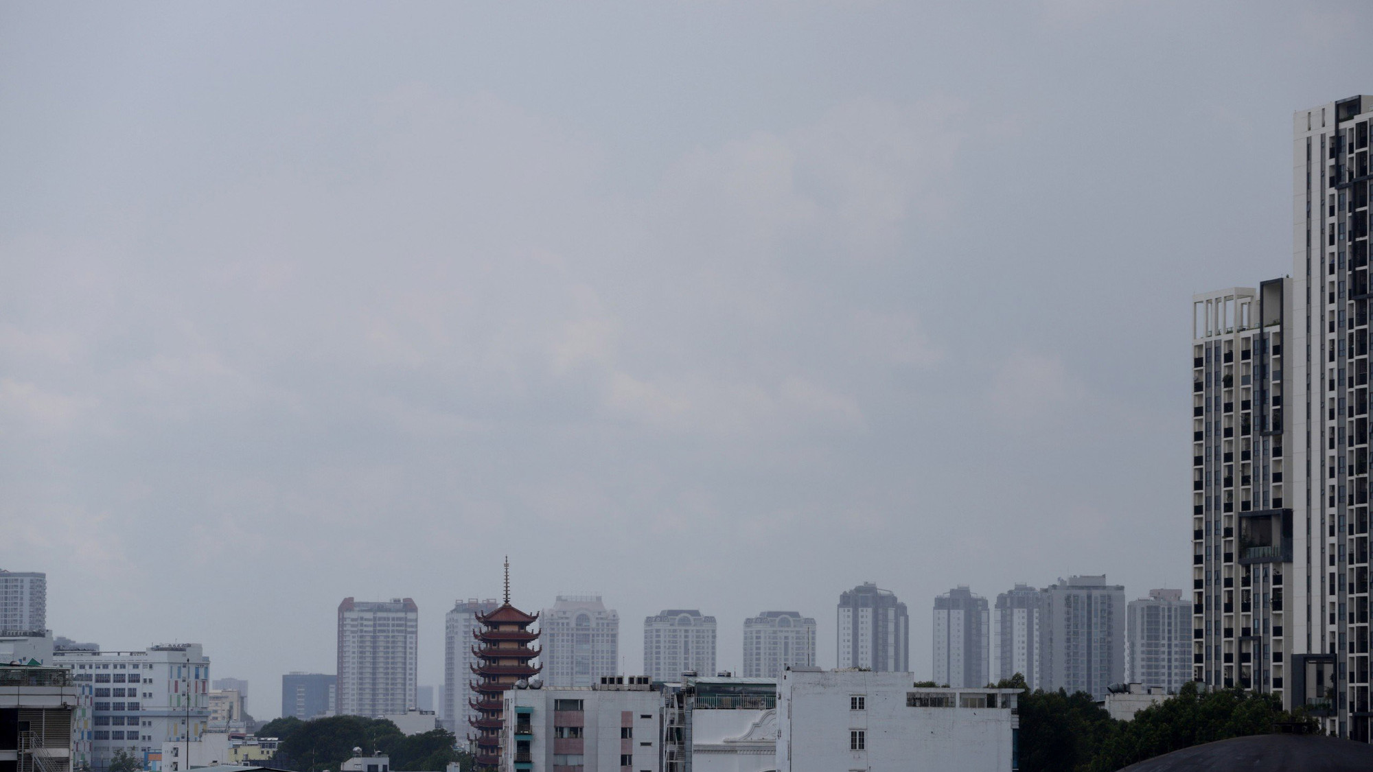Nhìn từ trên cao, nhiều khu vực tại Thành Phố Hồ Chí Minh bị mây đen bao phủ, cơn mưa xuất hiện trưa nay làm không khí có phần mát dịu.