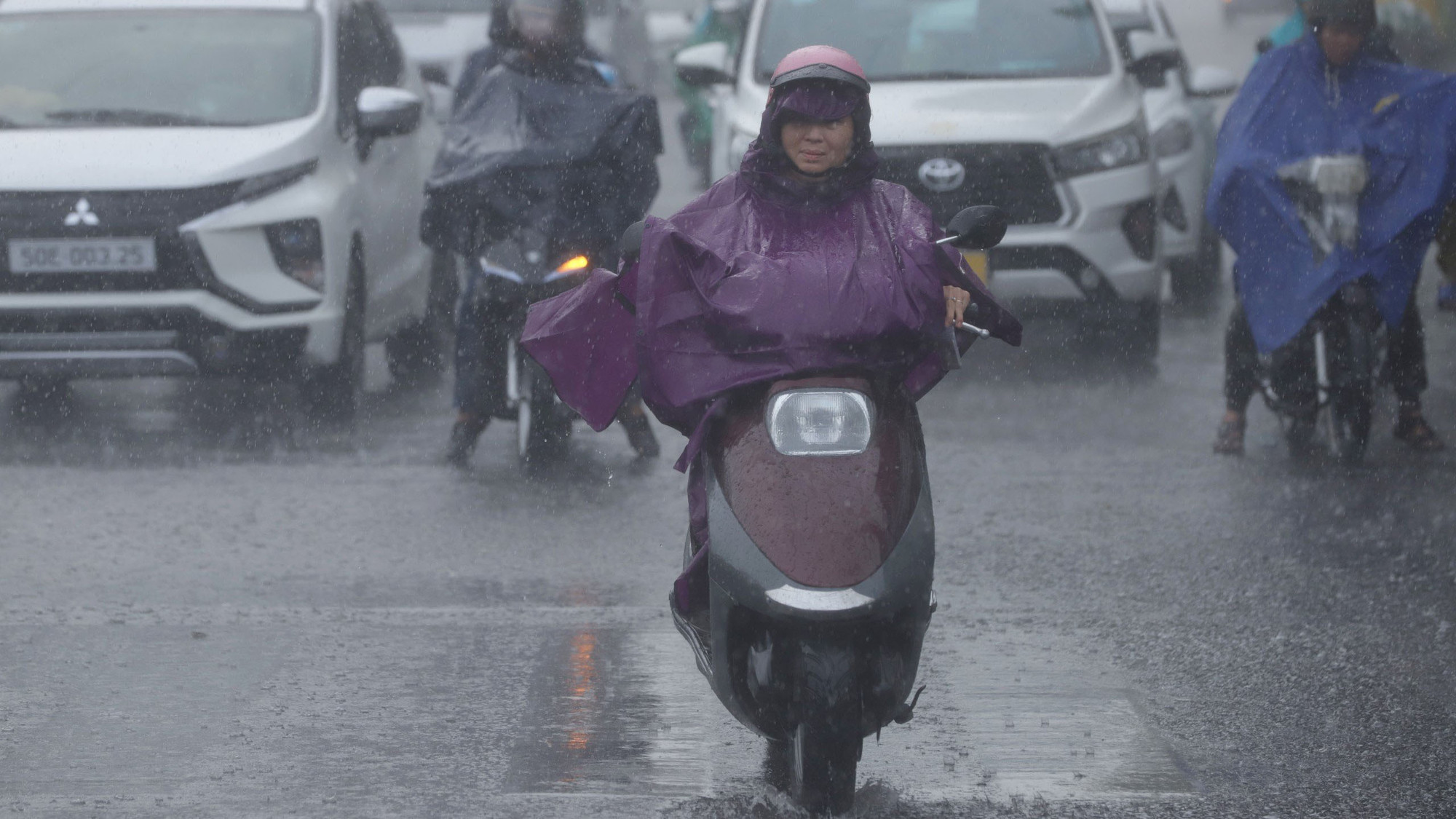 Theo ghi nhận, cơn mưa kéo dài khoảng 30 phút, mưa xuất hiện ở các quận 1, 3, 10, Phú Nhuận, Nhà Bè...