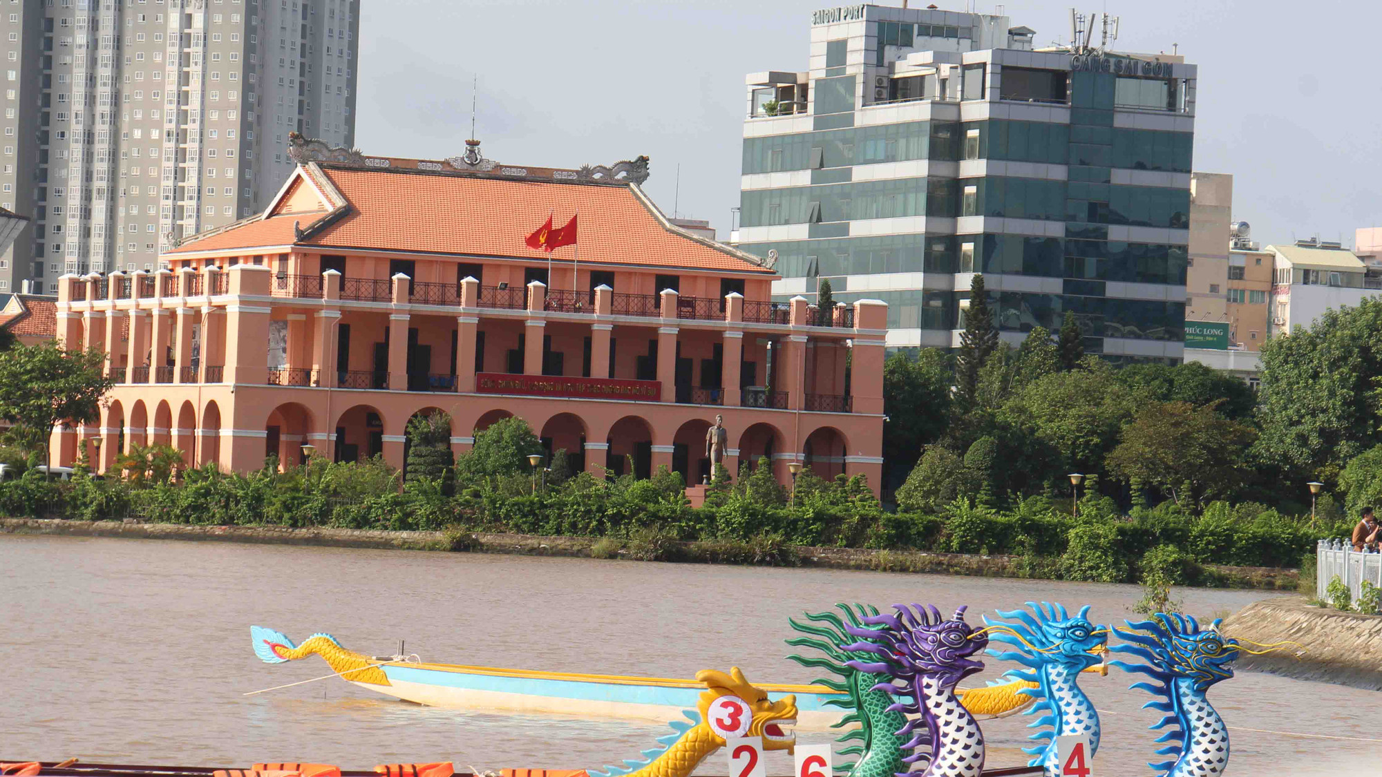 Công trình được xây dựng bởi người Pháp nên nét kiến trúc nơi đây mang đậm dấu ấn phương Tây với các cột trụ lớn, cửa sổ được bố trí xung quanh tòa nhà và không gian bề thế, sang trọng. Điểm thú vị là những nét kiến trúc Á Đông cũng được kết hợp một cách khéo léo, tạo nên vẻ đẹp độc đáo, hòa quyện giữa Á và Âu. Công trình được xây dựng bởi người Pháp nên nét kiến trúc nơi đây mang đậm dấu ấn phương Tây với các cột trụ lớn, cửa sổ được bố trí xung quanh tòa nhà và không gian bề thế, sang trọng. Điểm thú vị là những nét kiến trúc Á Đông cũng được kết hợp một cách khéo léo, tạo nên vẻ đẹp độc đáo, hòa quyện giữa Á và Âu.