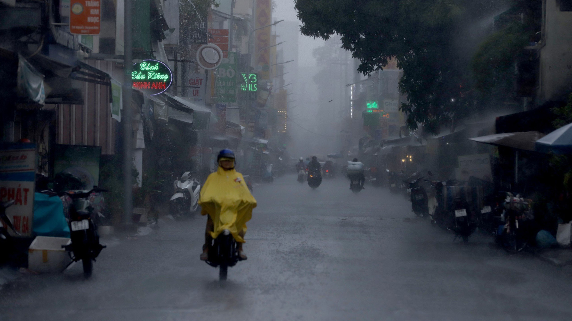 Cơn mưa lớn khiến tầm nhìn bị hạn chế, với khoảng cách khoảng 200m không thể thấy rõ được người di chuyển.