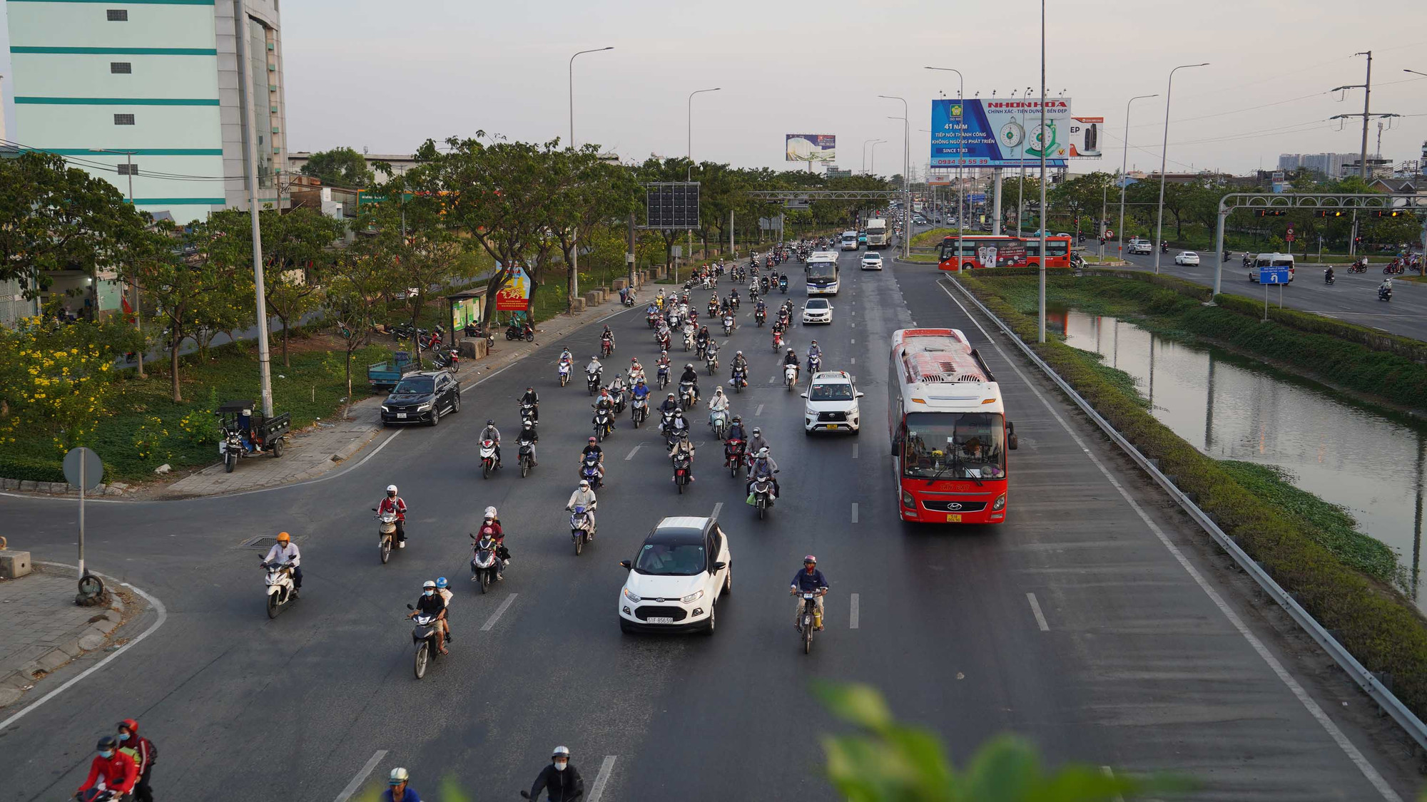 Tình trạng kẹt xe không kéo dài như một số dịp lễ, Tết khác bởi một lượng lớn người dân đã trở lại thành phố rải rác vài ngày qua.