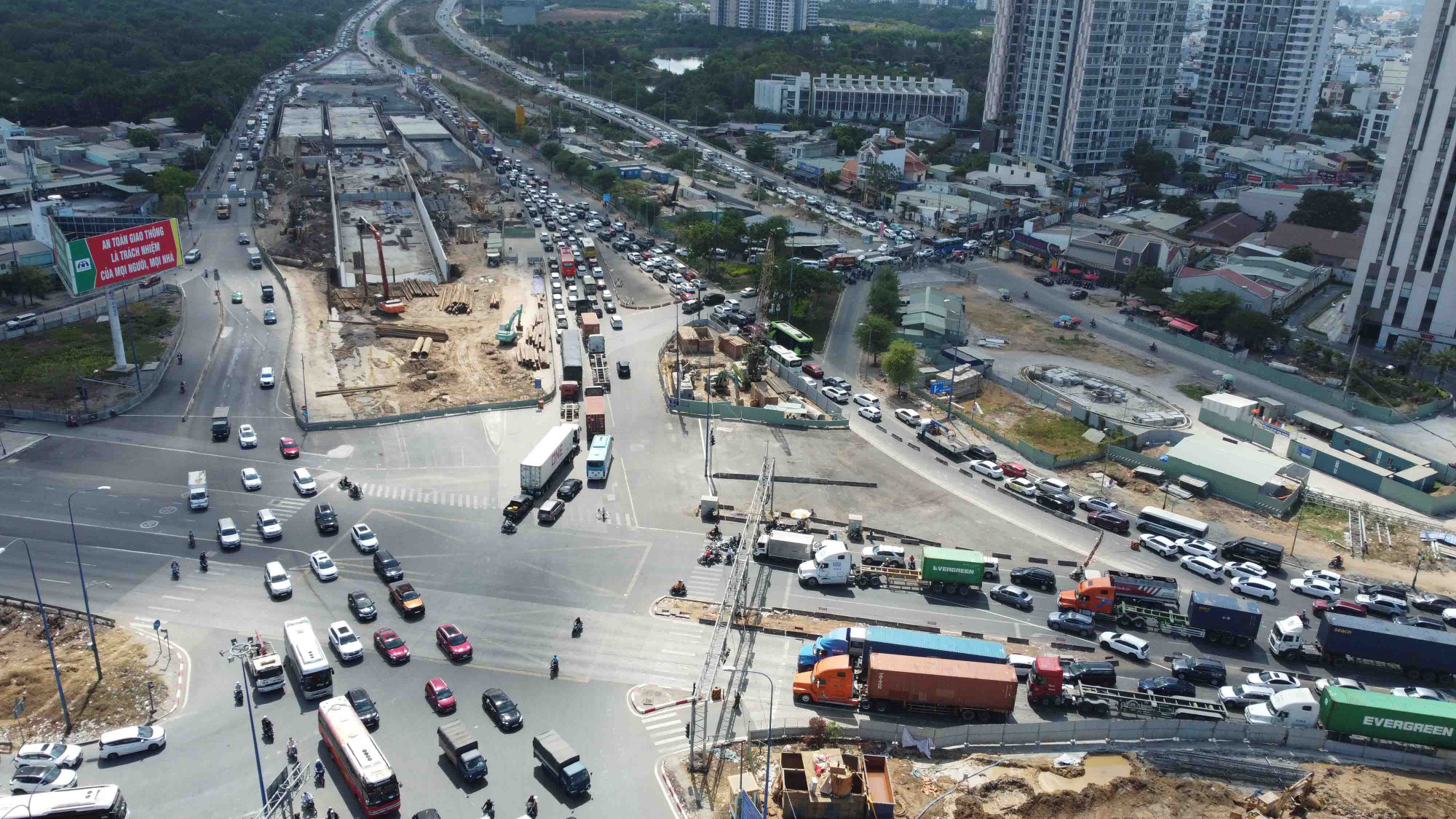 Càng về chiều dòng xe càng tập trung đông trên các tuyến đường cửa ngõ. Tuy nhiên, ùn ứ chỉ xảy ra cục bộ ở khu vực nút giao An Phú do nơi đây là công trình đang thi công.