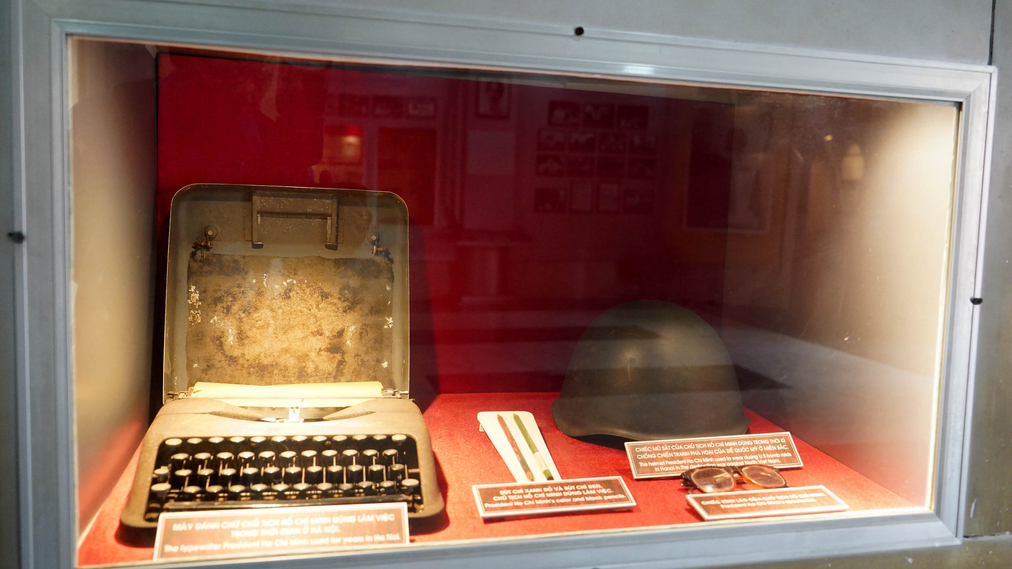 Chiếc máy đánh chữ cùng bút, kính và chiếc nón sắt từng được Bác Hồ dùng trong thời kỳ chống chiến tranh phá hoại của đế quốc Mỹ ở miền bắc được trưng bày trang trọng ở bảo tàng. Đây là những vật dụng quen thuộc gắn liền với cuộc sống hằng ngày của Bác Hồ khi còn sống. Chiếc máy đánh chữ cùng bút, kính và chiếc nón sắt từng được Bác Hồ dùng trong thời kỳ chống chiến tranh phá hoại của đế quốc Mỹ ở miền bắc được trưng bày trang trọng ở bảo tàng. Đây là những vật dụng quen thuộc gắn liền với cuộc sống hằng ngày của Bác Hồ khi còn sống.