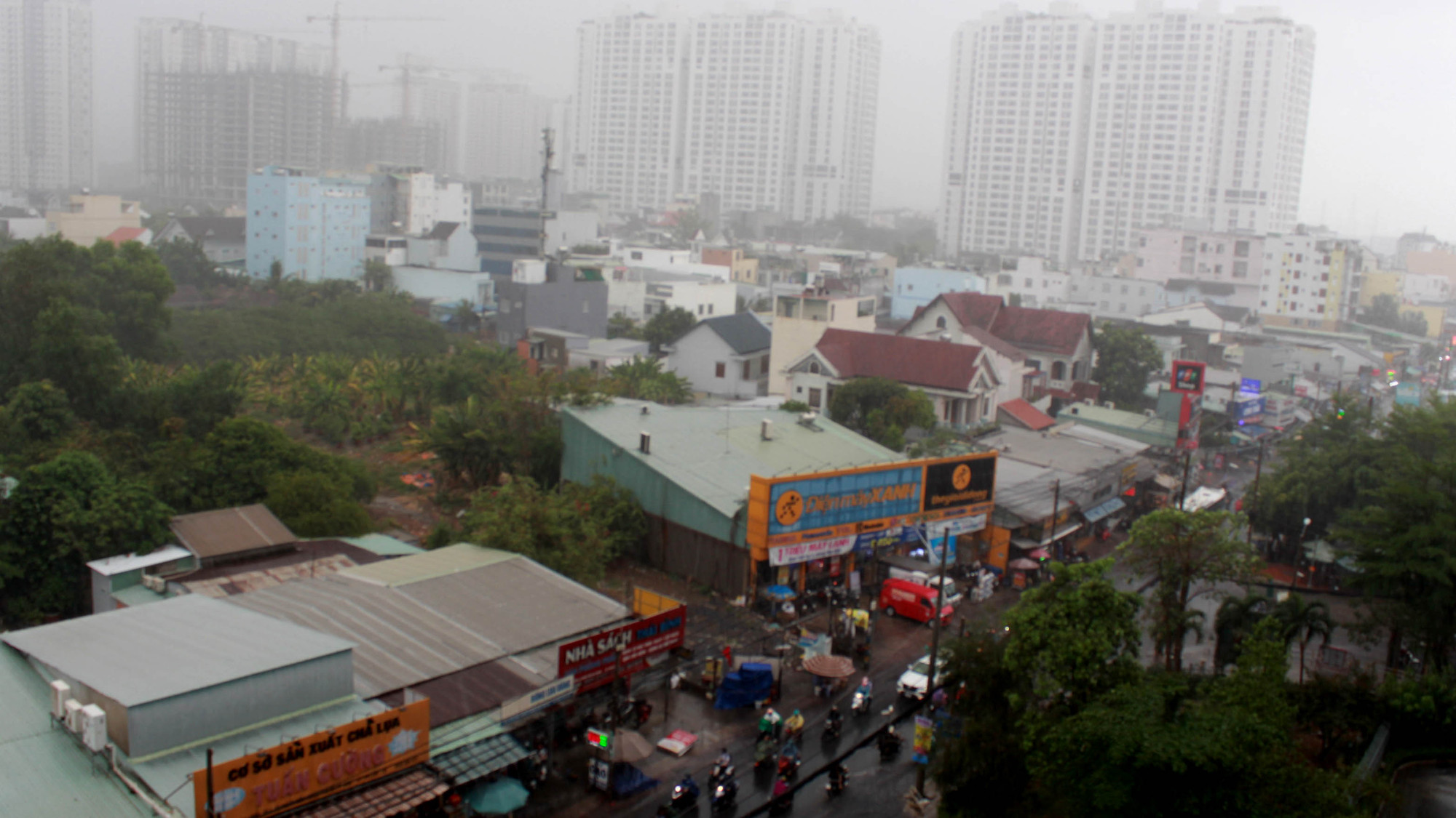 Tại huyện Nhà Bè vào khoảng 16 giờ 30 phút chiều cùng ngày cơn mưa kéo dài hơn 30 phút.