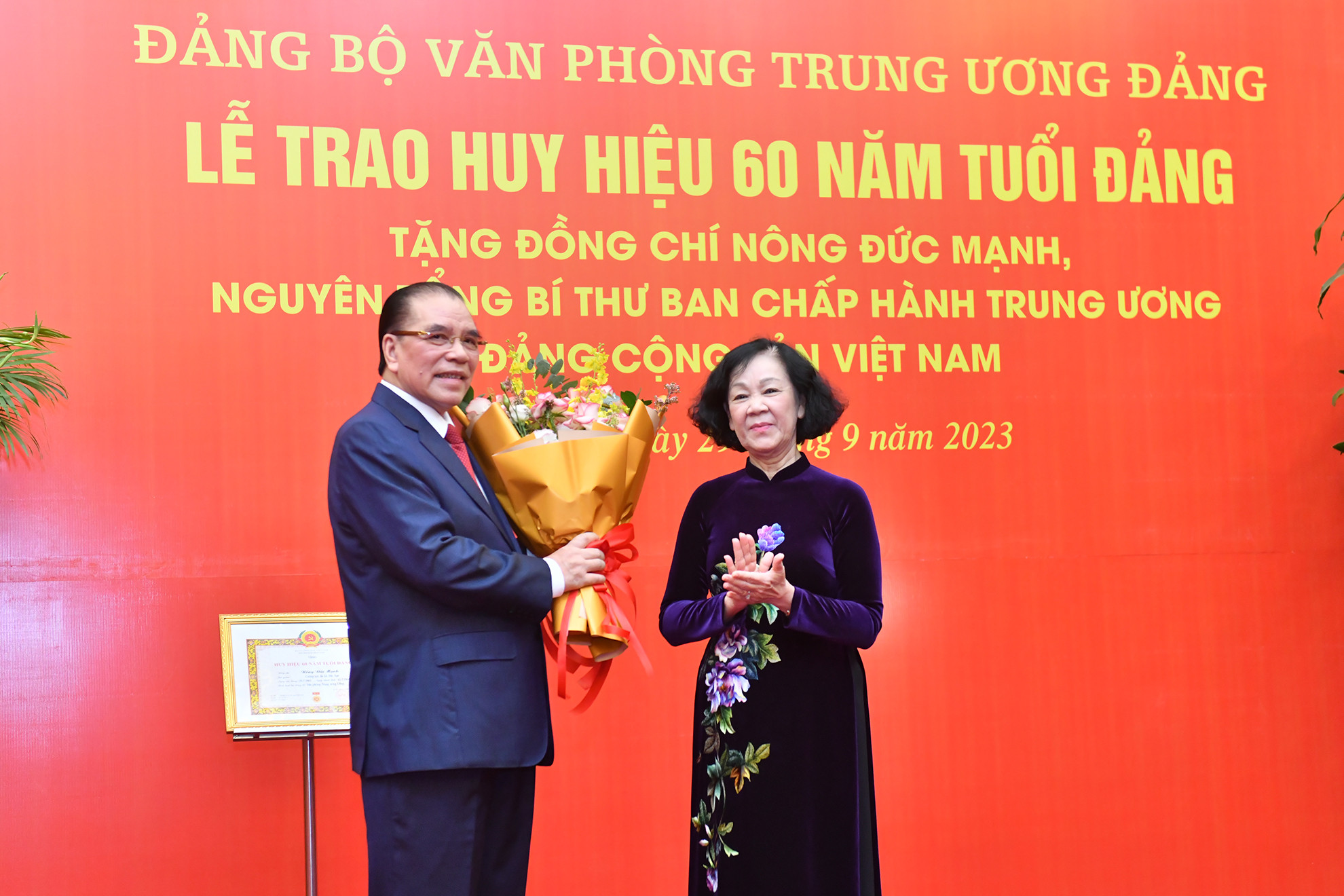 Thường trực Ban Bí thư, Trưởng Ban Tổ chức Trung ương Trương Thị Mai chúc mừng nguyên Tổng Bí thư Nông Đức Mạnh.