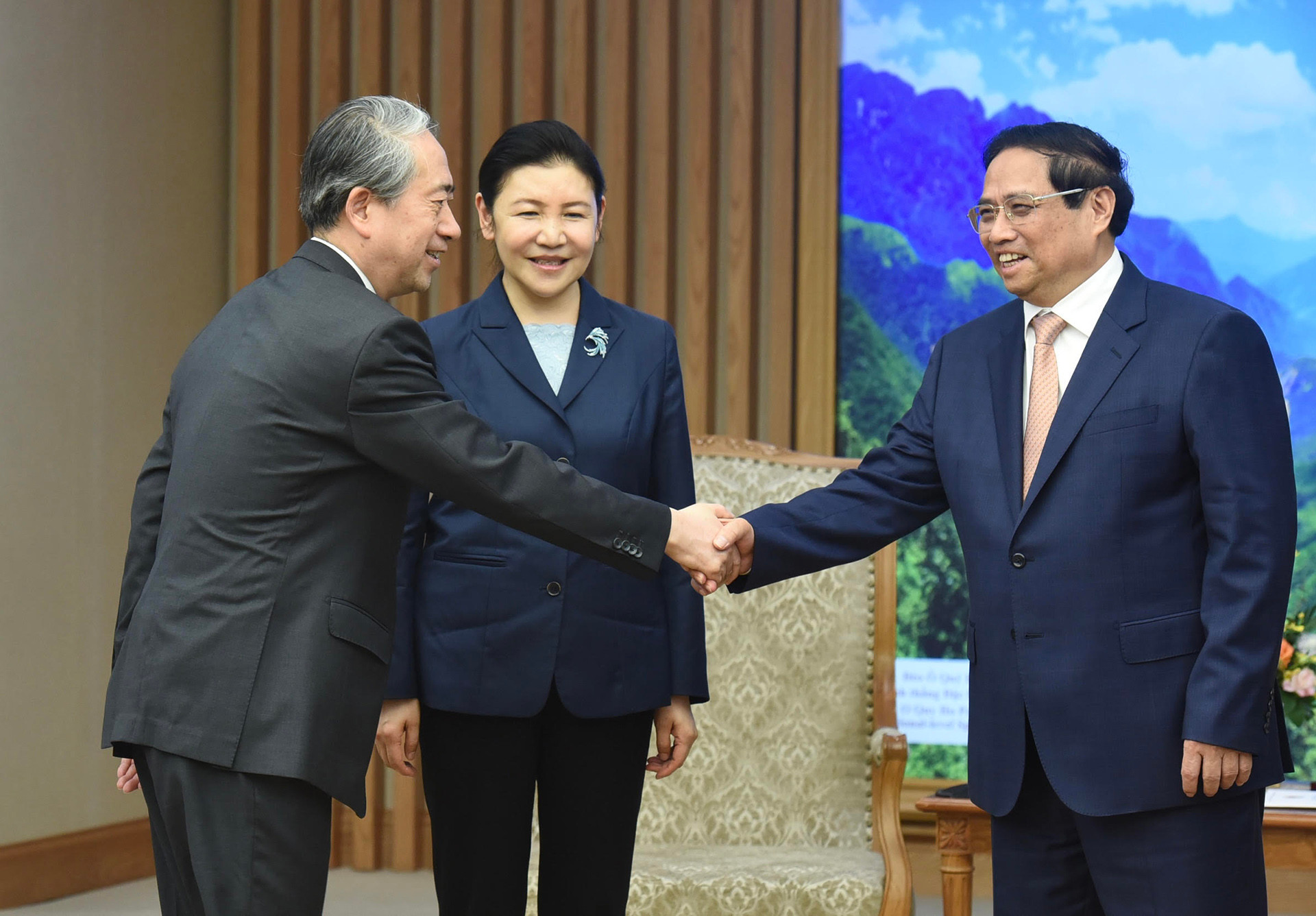 Thủ tướng Phạm Minh Chính đón các thành viên đi cùng Bộ trưởng Tư pháp Trung Quốc Hạ Vinh.