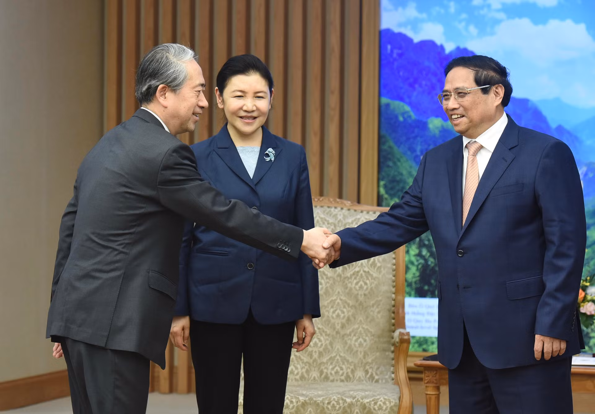 Thủ tướng Phạm Minh Chính đón các thành viên đi cùng Bộ trưởng Tư pháp Trung Quốc Hạ Vinh.