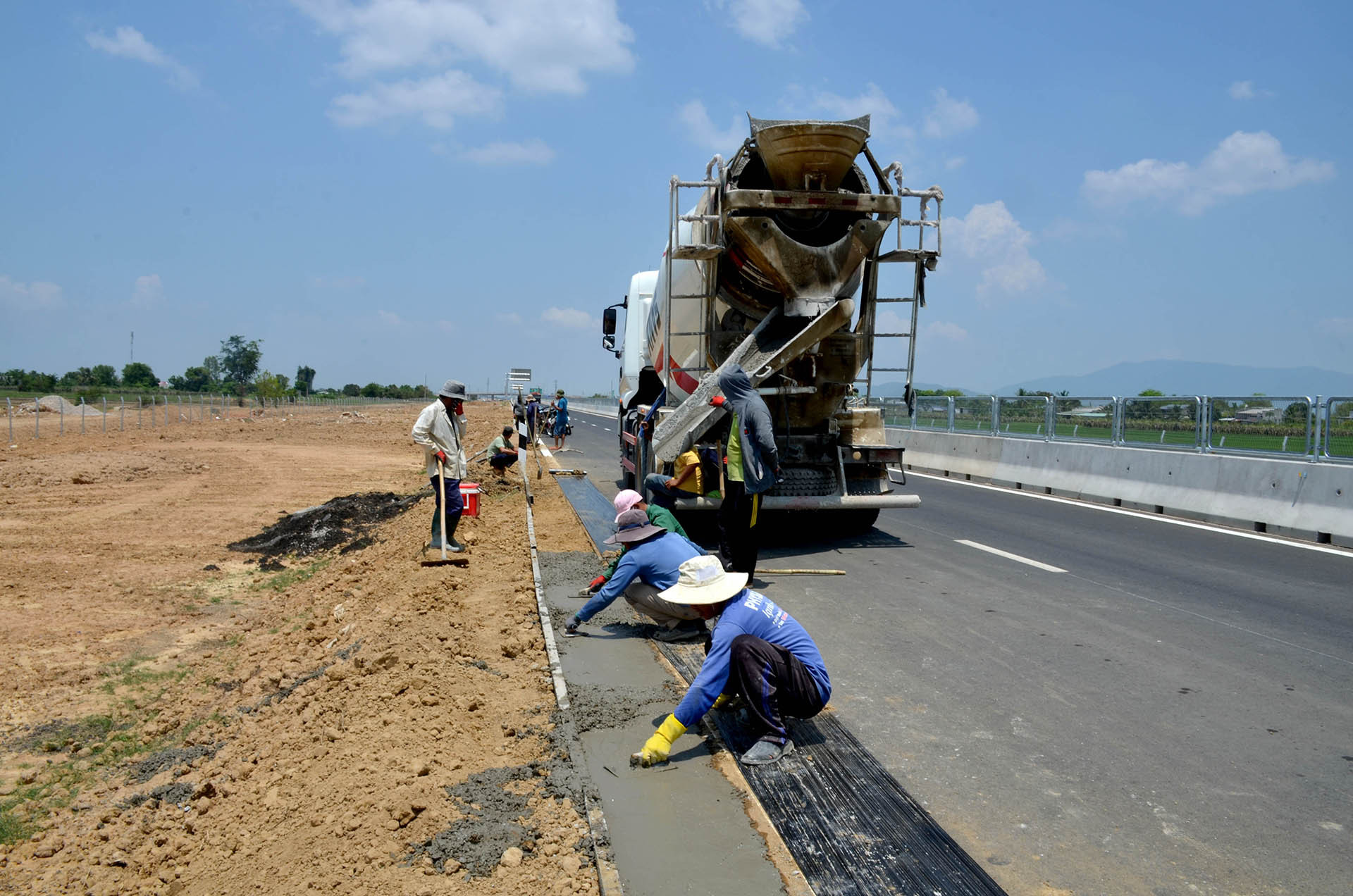 Thi công đổ bê-tông vệ đường để gắn hộ lan tôn sóng trên cao tốc. Thi công đổ bê-tông vệ đường để gắn hộ lan tôn sóng trên cao tốc.