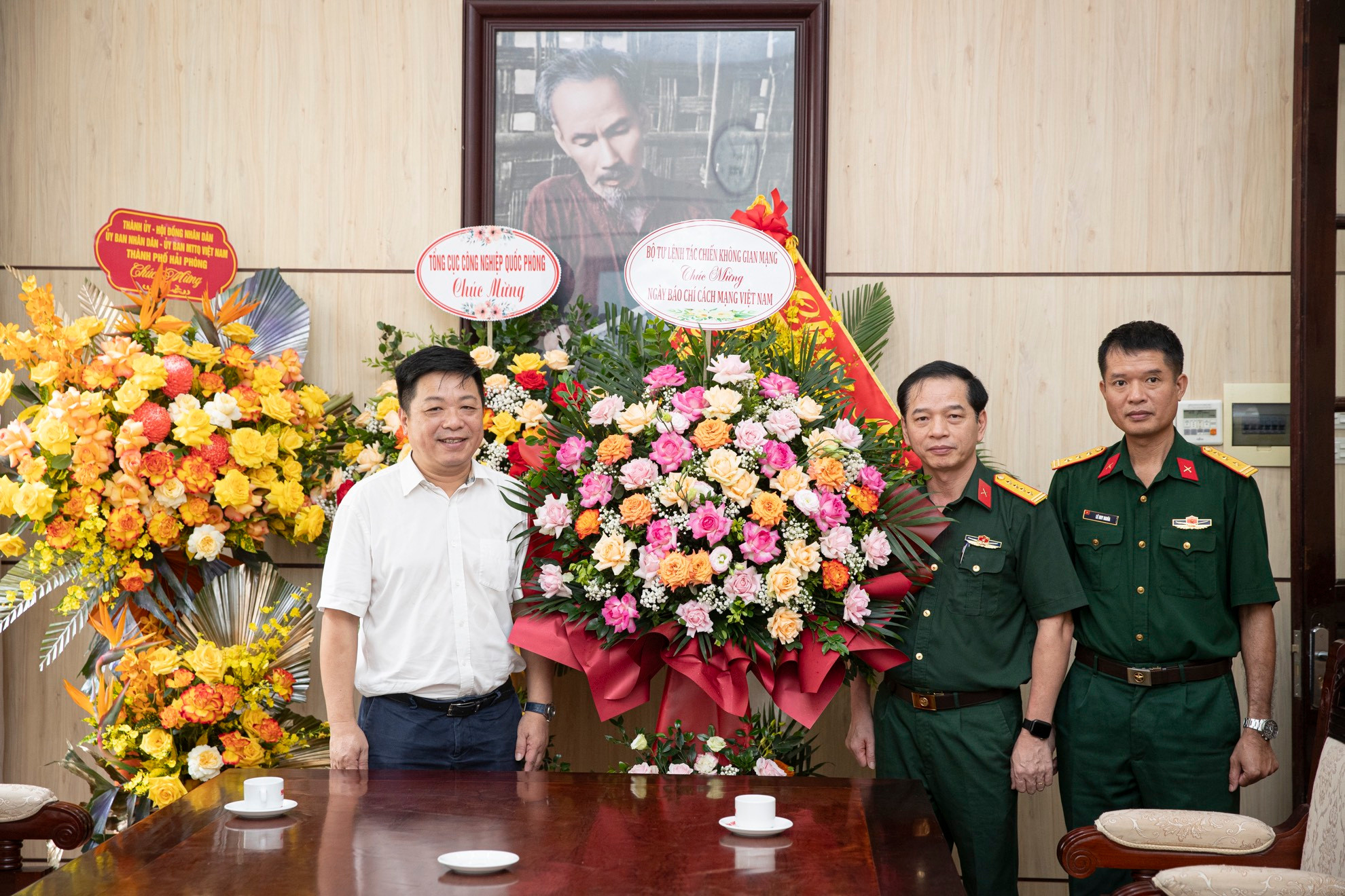 Đoàn đại biểu Bộ Tư lệnh Tác chiến Không gian mạng tặng lẵng hoa tươi thắm cho Báo Nhân Dân.