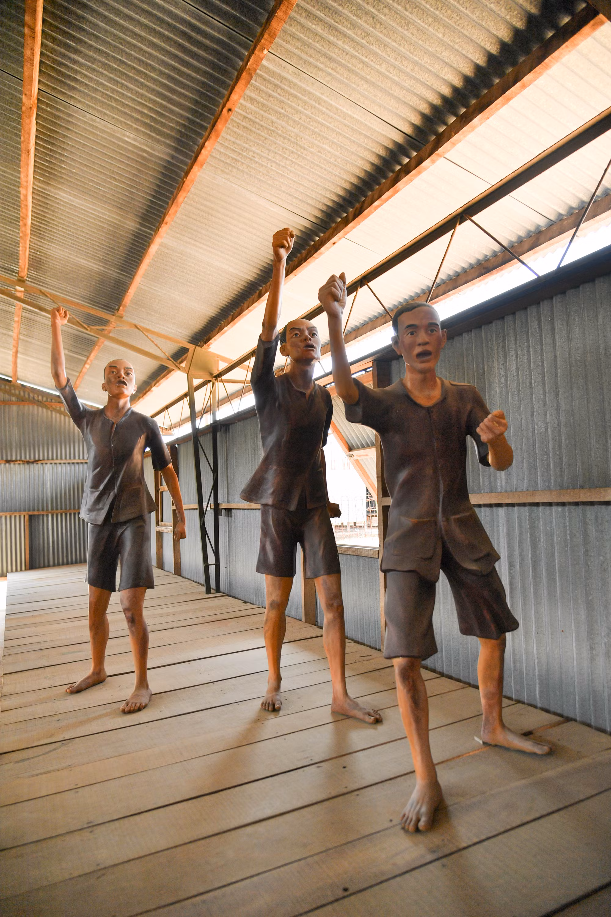 Mặc dù vậy, các đòn tra tấn có tàn bạo vẫn không làm lung lay ý chí của các tù binh cách mạng yêu nước. Dưới ngọn cờ của Đảng, các tù binh tìm cách vượt ngục và tiếp tục chiến đấu.