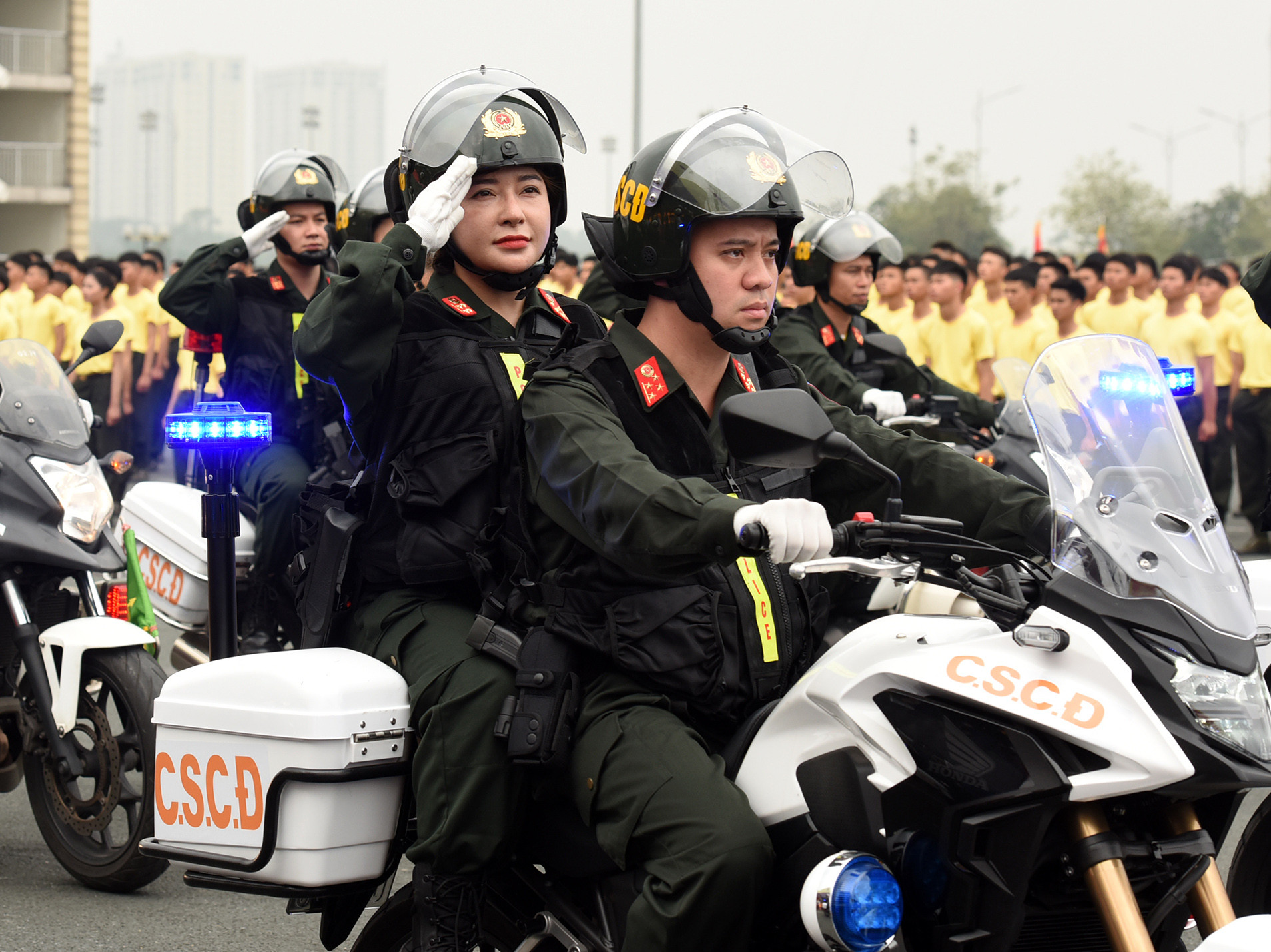 Đây là dịp để vinh danh và thể hiện sức mạnh trang thiết bị của lực lượng cảnh sát cơ động.