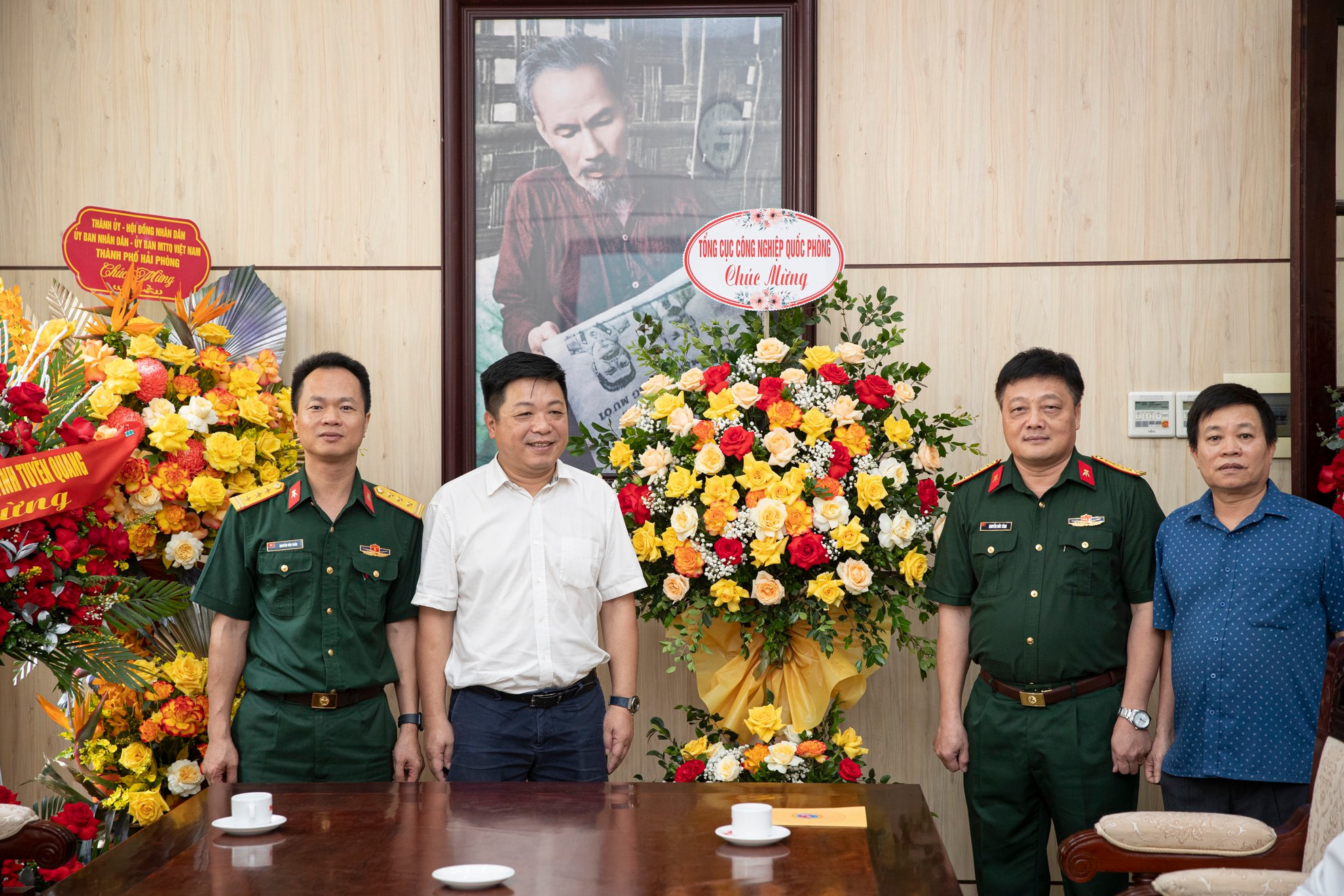 Đoàn đại biểu Tổng cục Công nghiệp Quốc phòng, Bộ Quốc phòng chúc mừng Báo Nhân Dân.