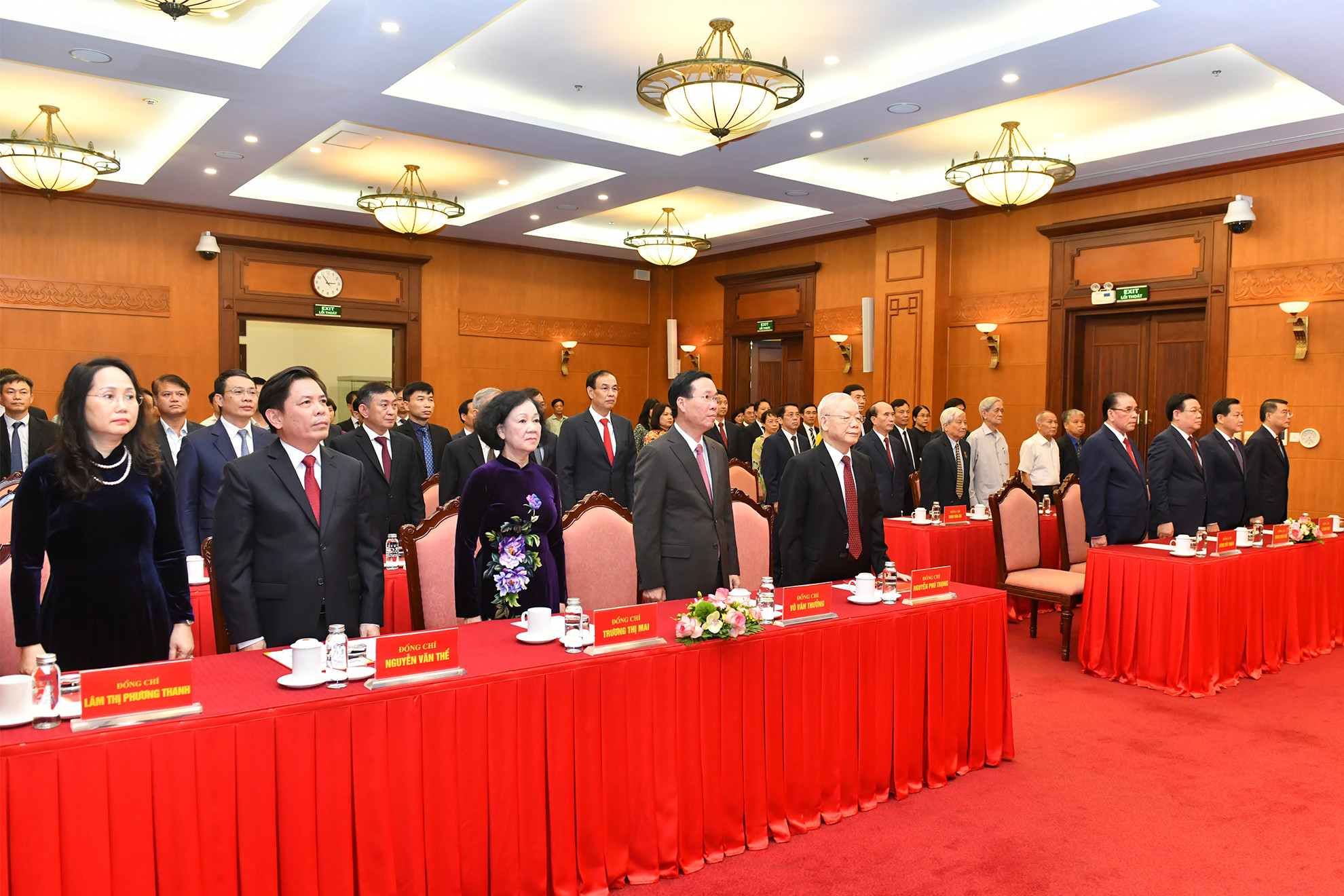 Các đồng chí lãnh đạo, nguyên lãnh đạo Đảng, Nhà nước và các đại biểu thực hiện nghi thức chào cờ và hát Quốc ca, Đảng ca.