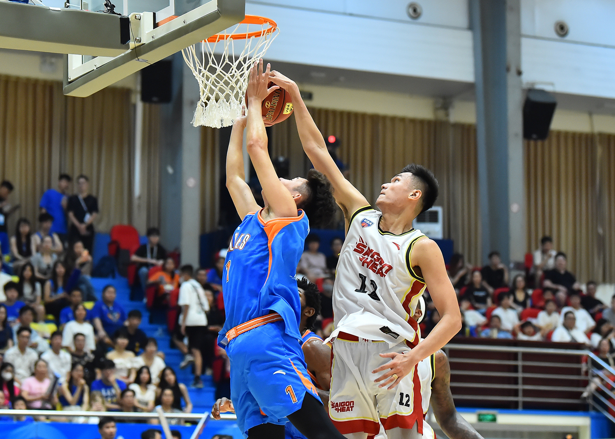 Không chỉ trong tấn công mà Nguyễn Huỳnh Phú Vinh còn có những đóng góp quan trọng trong thế mặt phòng ngự của nhà đương kim vô địch.