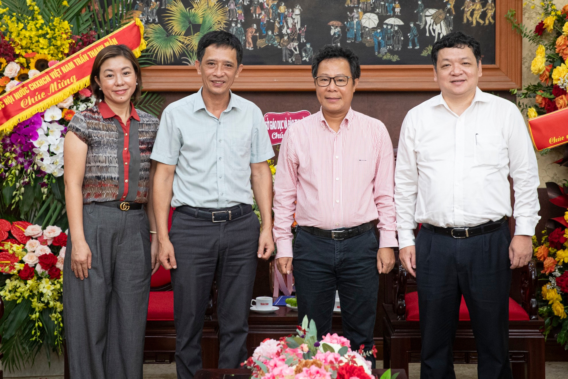 Đoàn đại biểu Sở Giáo dục và Đào tạo Hà Nội gửi lời chúc tốt đẹp tới tập thể những người làm Báo Nhân Dân.