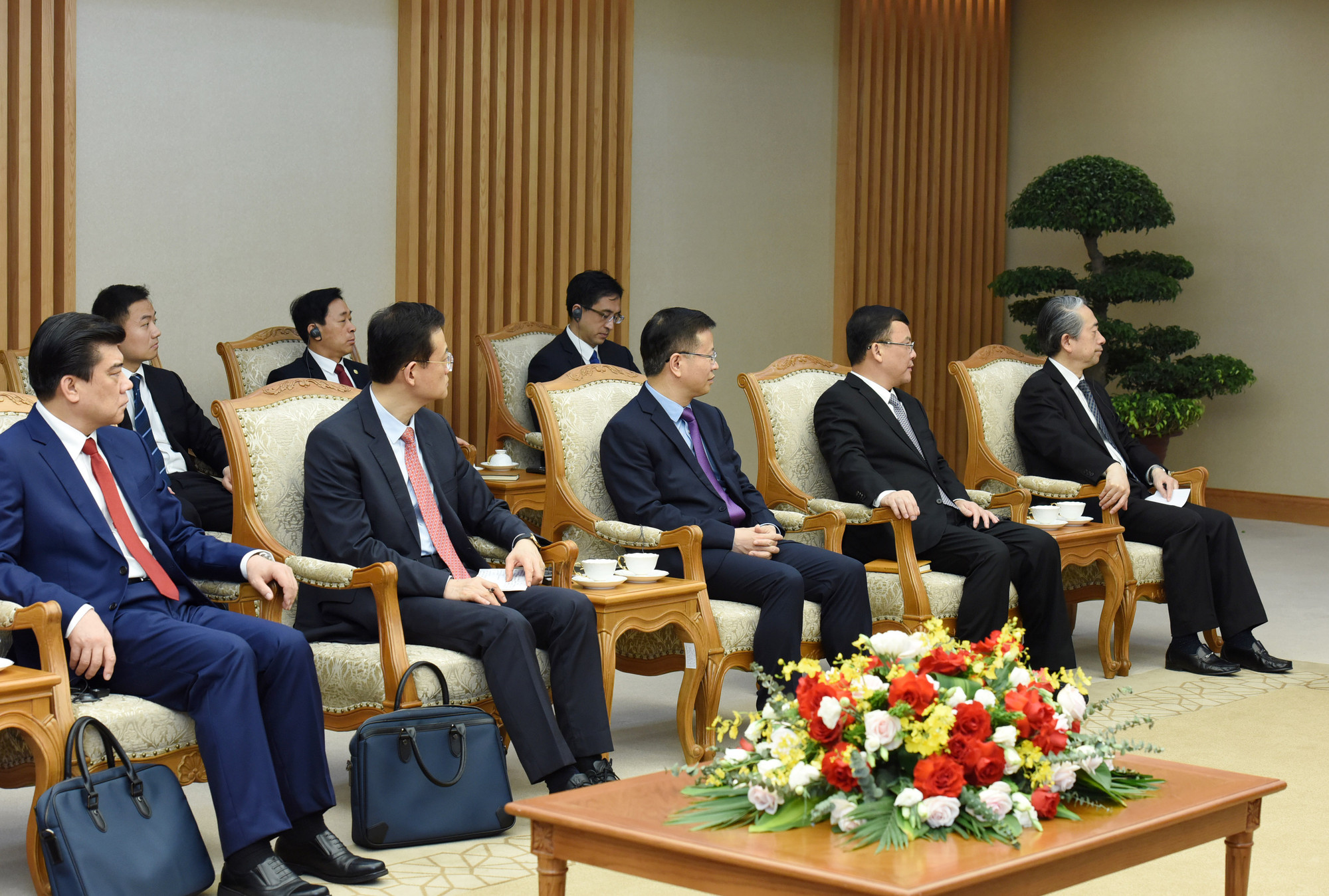 Các thành viên trong đoàn đi cùng đồng chí Lưu Ninh.