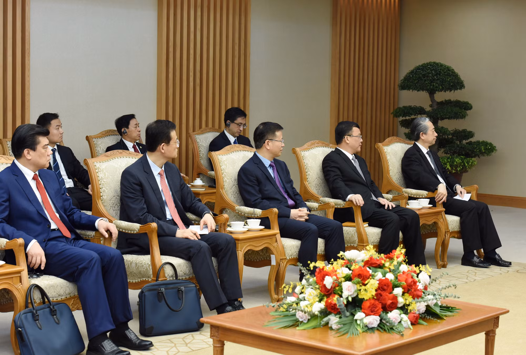 Các thành viên trong đoàn đi cùng đồng chí Lưu Ninh.