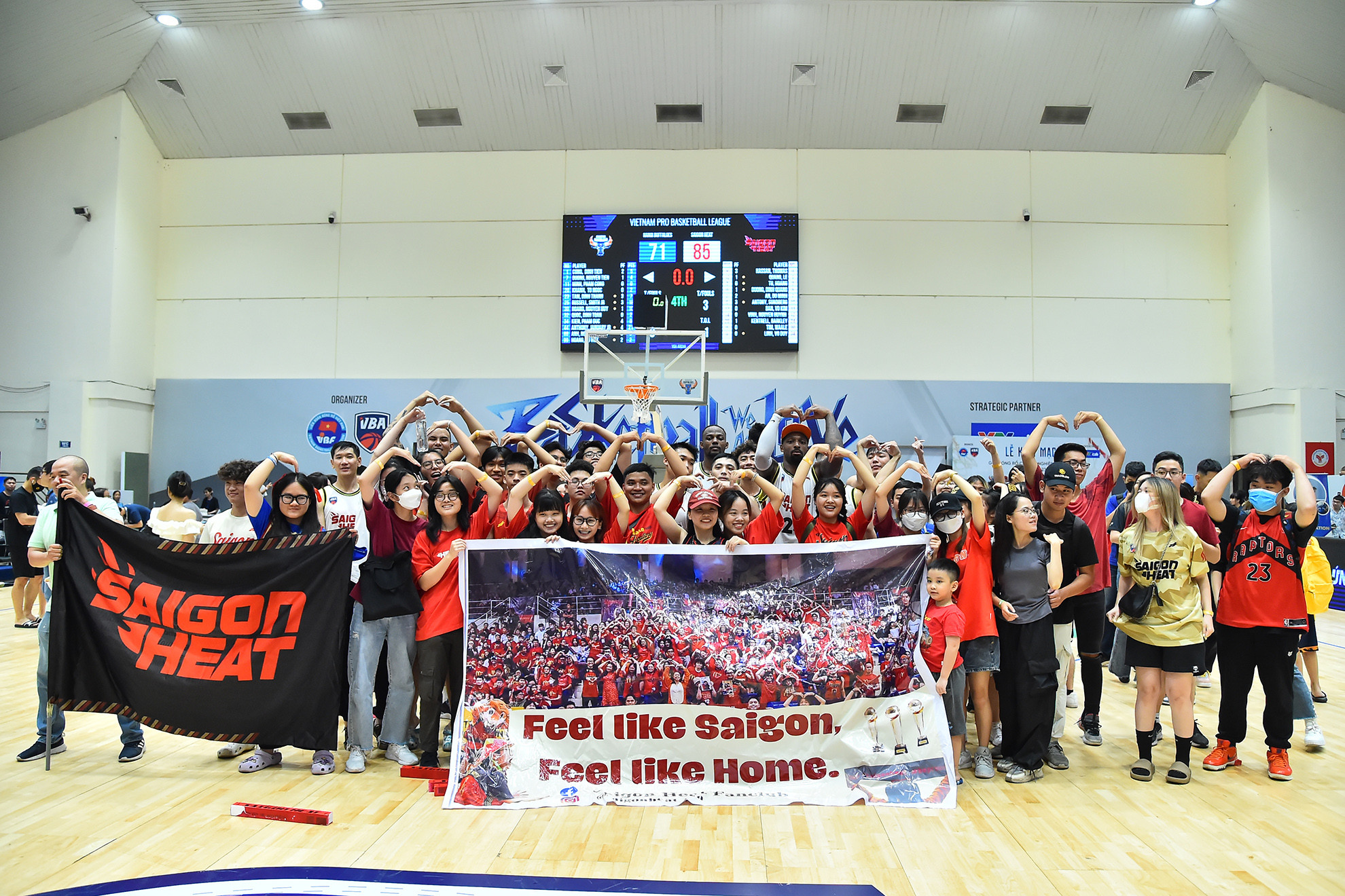 Niềm vui của cổ động viên và các cầu thủ Saigon Heat sau trận đấu với Hanoi Buffaloes.