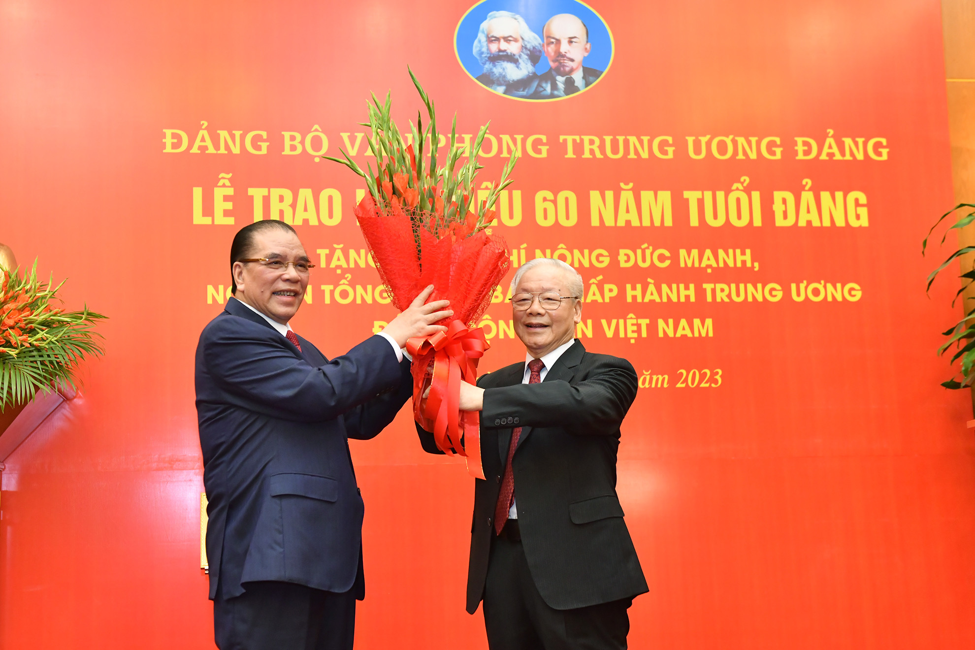 Tổng Bí thư Nguyễn Phú Trọng tặng hoa chúc mừng nguyên Tổng Bí thư Nông Đức Mạnh.