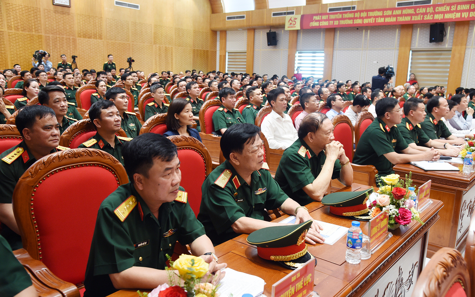 Các đại biểu tham dự buổi làm việc.