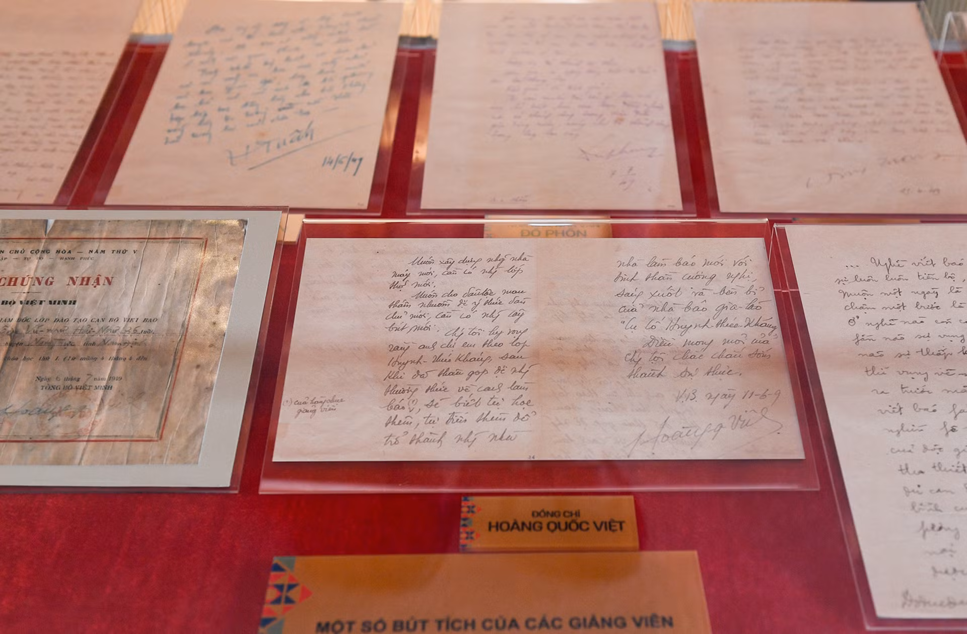 Bên cạnh hệ thống đồ họa không gian trưng bày trên các vách, Bảo tàng Báo chí Việt Nam còn bố trí tủ trưng bày giới thiệu một số bút tích của các giảng viên của trường như: Võ Nguyên Giáp, Hoàng Quốc Việt, Tố Hữu, Đỗ Đức Dục, Quang Đạm, Nguyễn Thành Lê, Hà Xuân Trường, Nguyễn Văn Hải, Từ Giấy, Đồ Phồn…