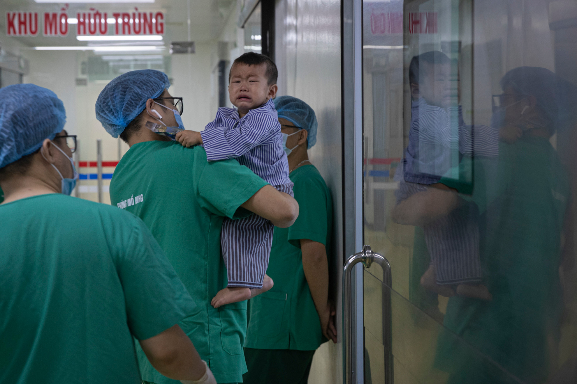 Một bệnh nhi chuẩn bị được tiến hành phẫu thuật.