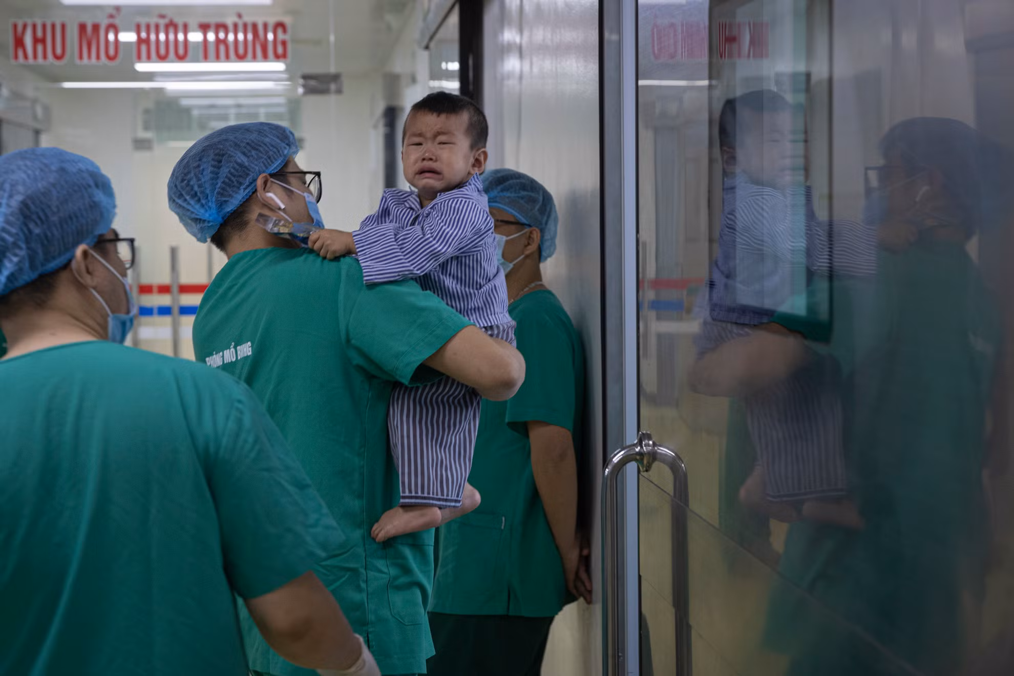 Một bệnh nhi chuẩn bị được tiến hành phẫu thuật.