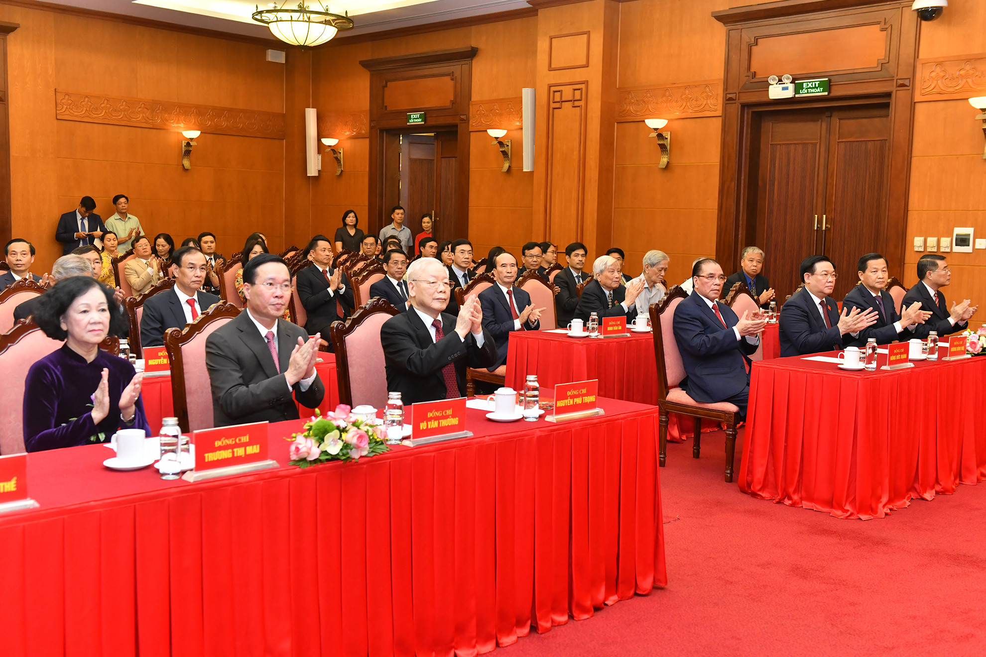 Tổng Bí thư Nguyễn Phú Trọng, nguyên Tổng Bí thư Nông Đức Mạnh và các đồng chí lãnh đạo Đảng, Nhà nước dự buổi lễ.