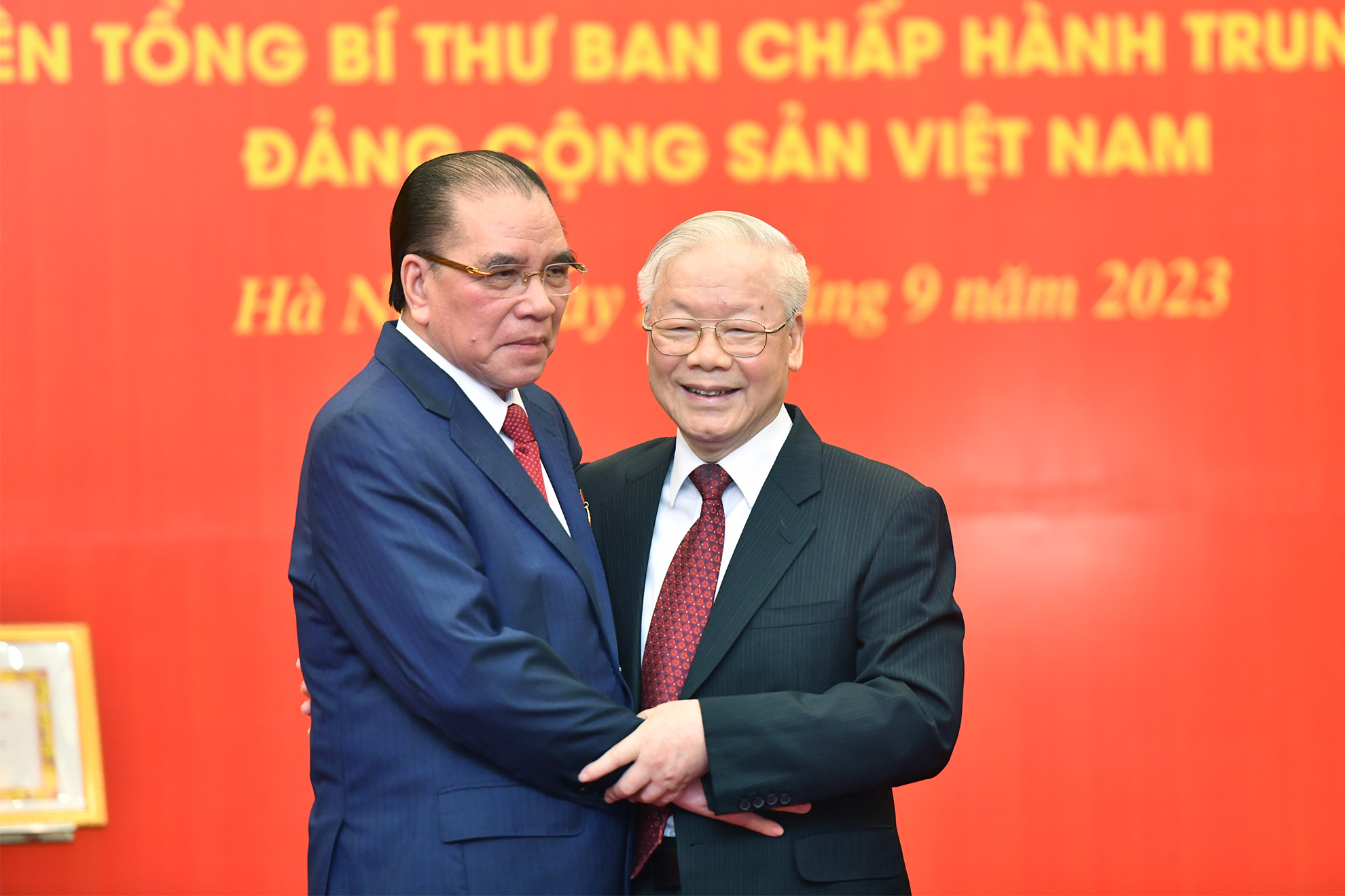 Tổng Bí thư Nguyễn Phú Trọng và nguyên Tổng Bí thư Nông Đức Mạnh tại buổi lễ.