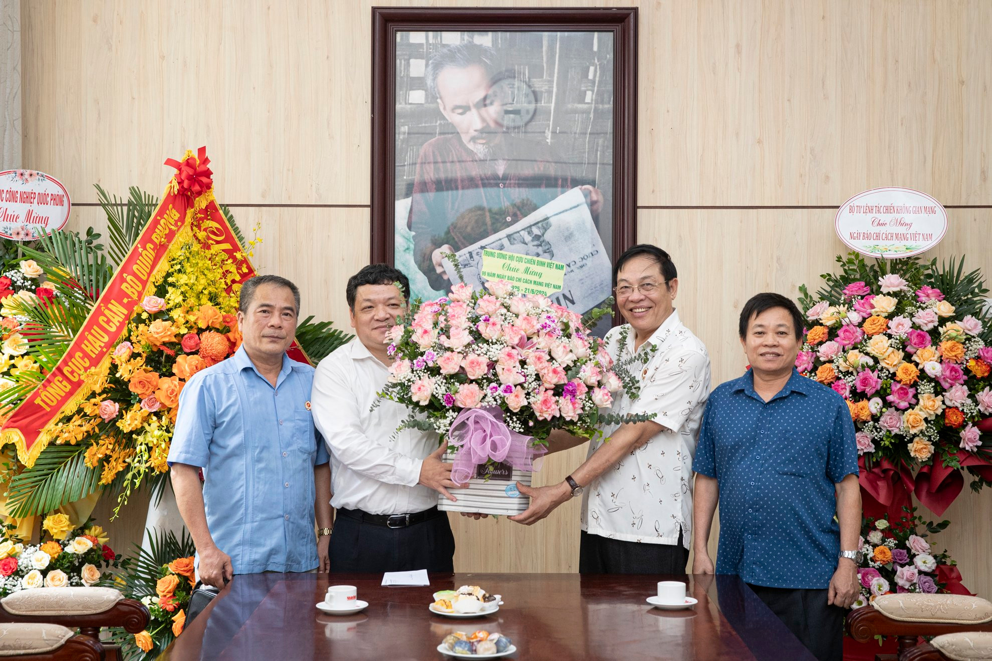 Trung ương Hội Cựu chiến binh Việt Nam tới thăm và chúc mừng Báo Nhân Dân nhân Ngày Báo chí cách mạng Việt Nam.