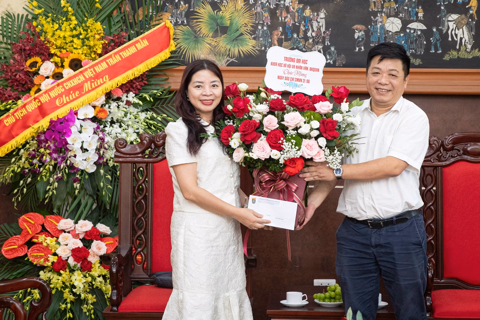 Phó Tổng Biên tập Báo Nhân Dân Quế Đình Nguyên (trái) và PGS, TS Đặng Thị Thu Hương, Phó Hiệu trưởng Trường đại học Khoa học Xã hội và Nhân Văn.