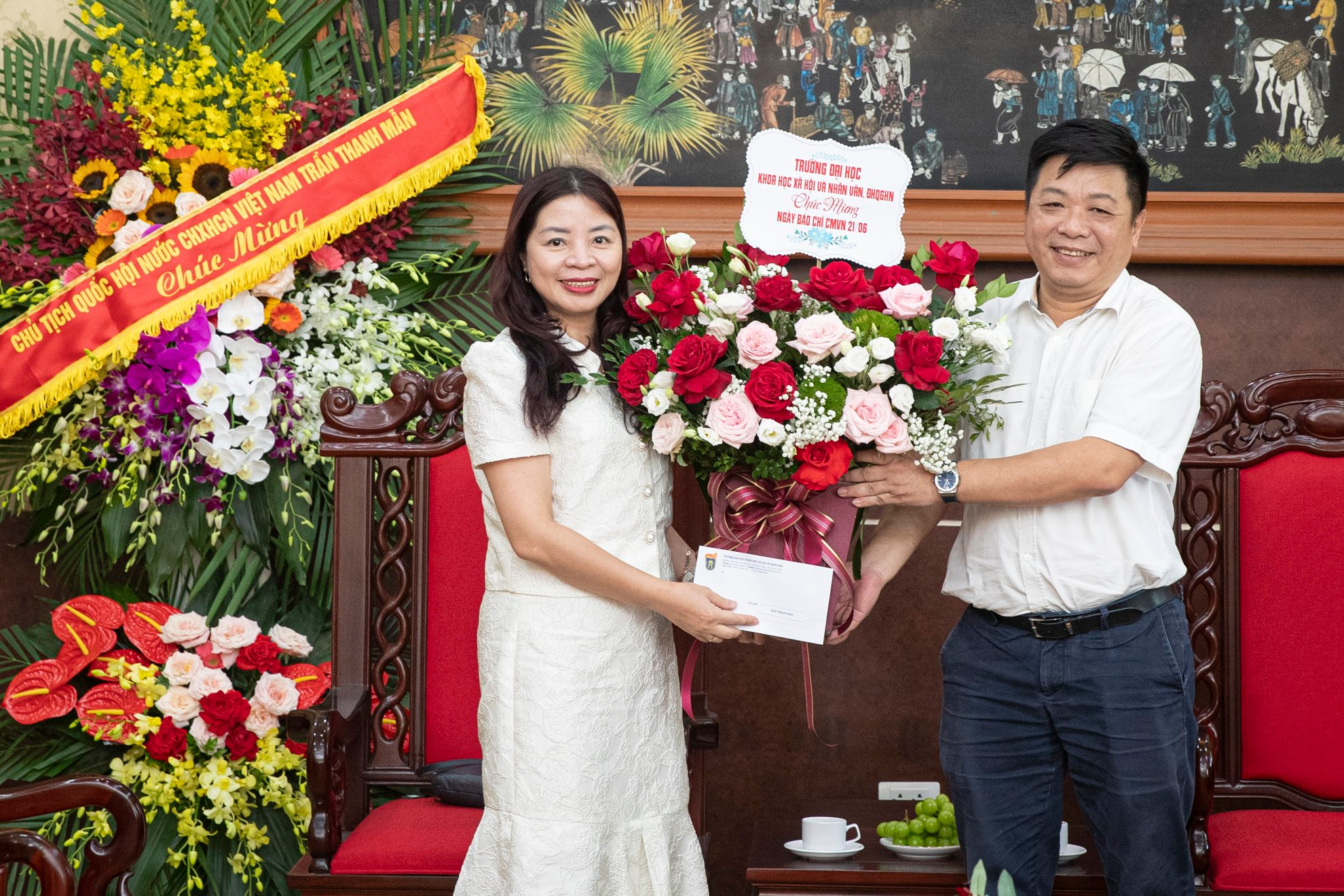 Phó Tổng Biên tập Báo Nhân Dân Quế Đình Nguyên (trái) và PGS, TS Đặng Thị Thu Hương, Phó Hiệu trưởng Trường đại học Khoa học Xã hội và Nhân Văn.